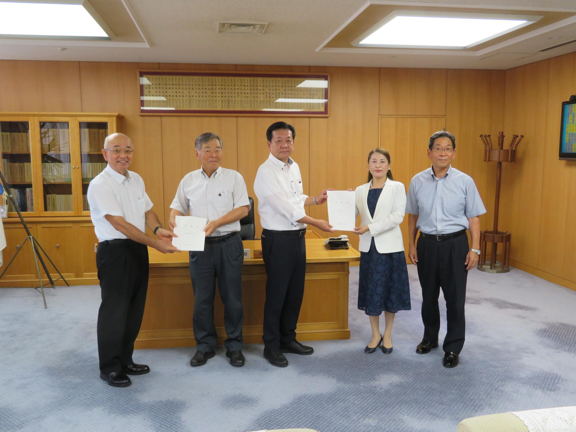 要望書を渡す様子