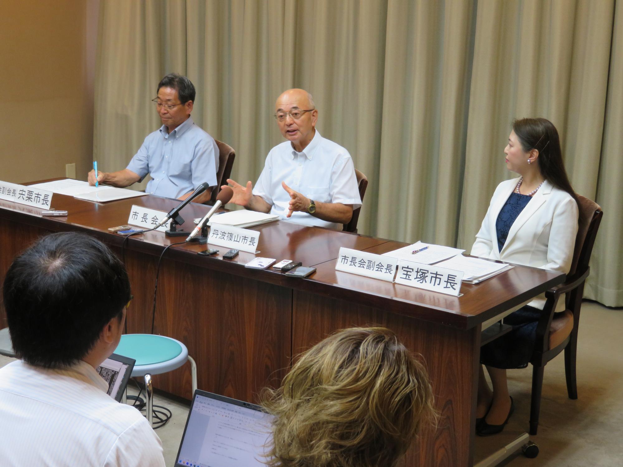 記者発表で話している様子