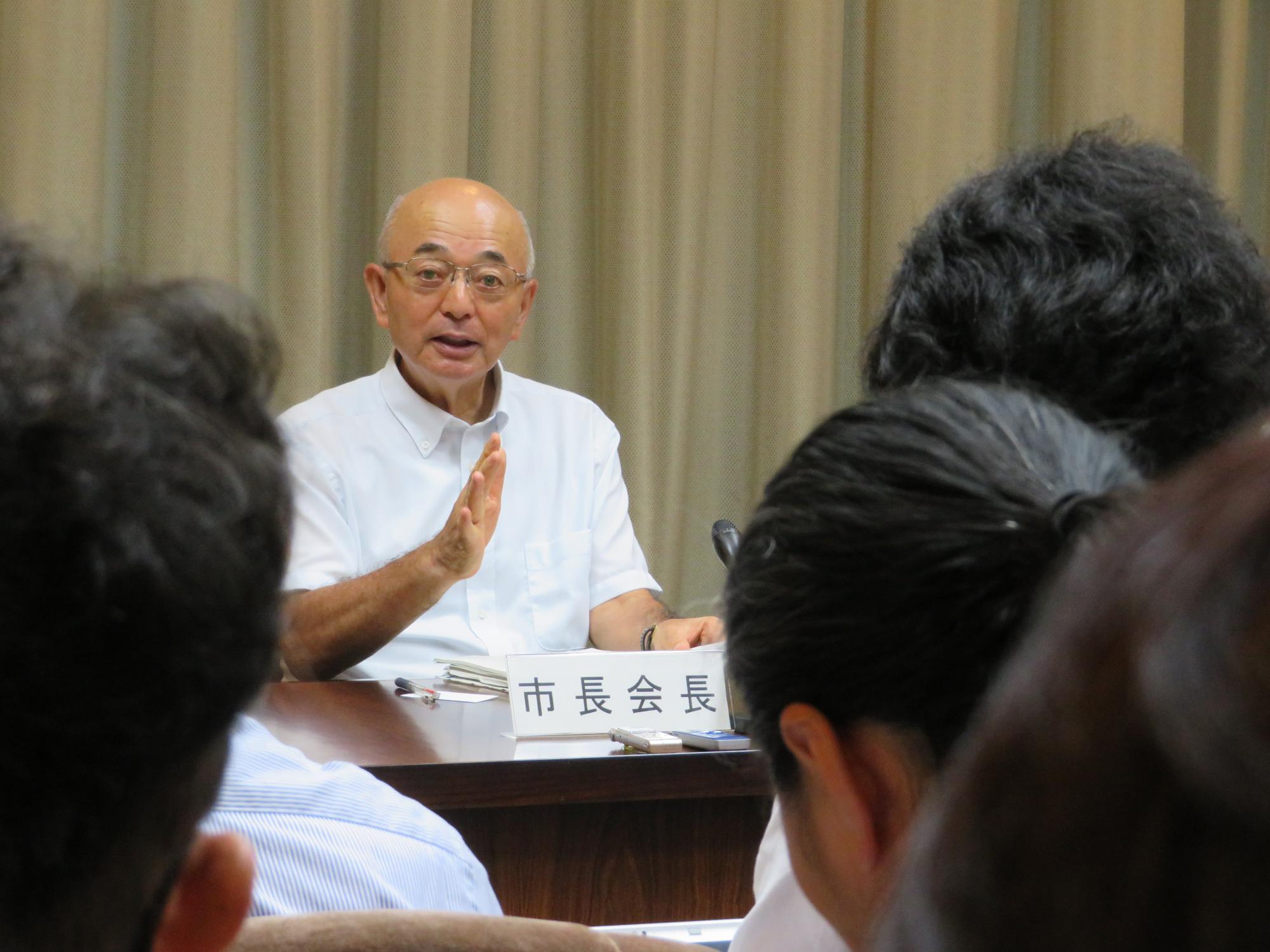 記者発表で話している様子