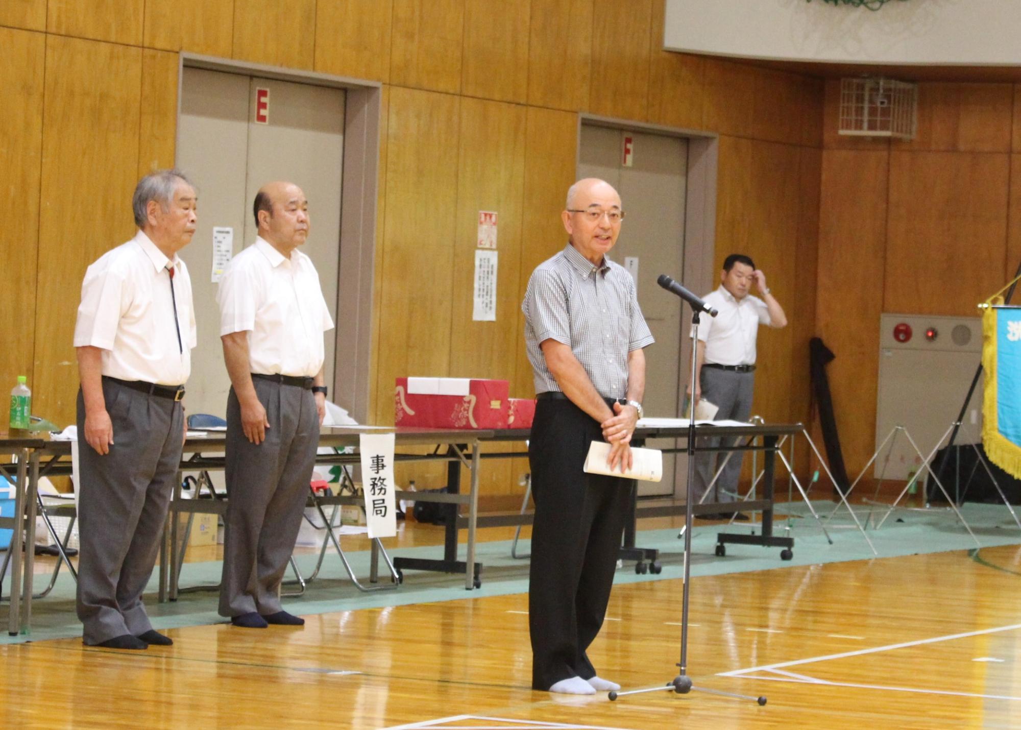 あいさつをする市長