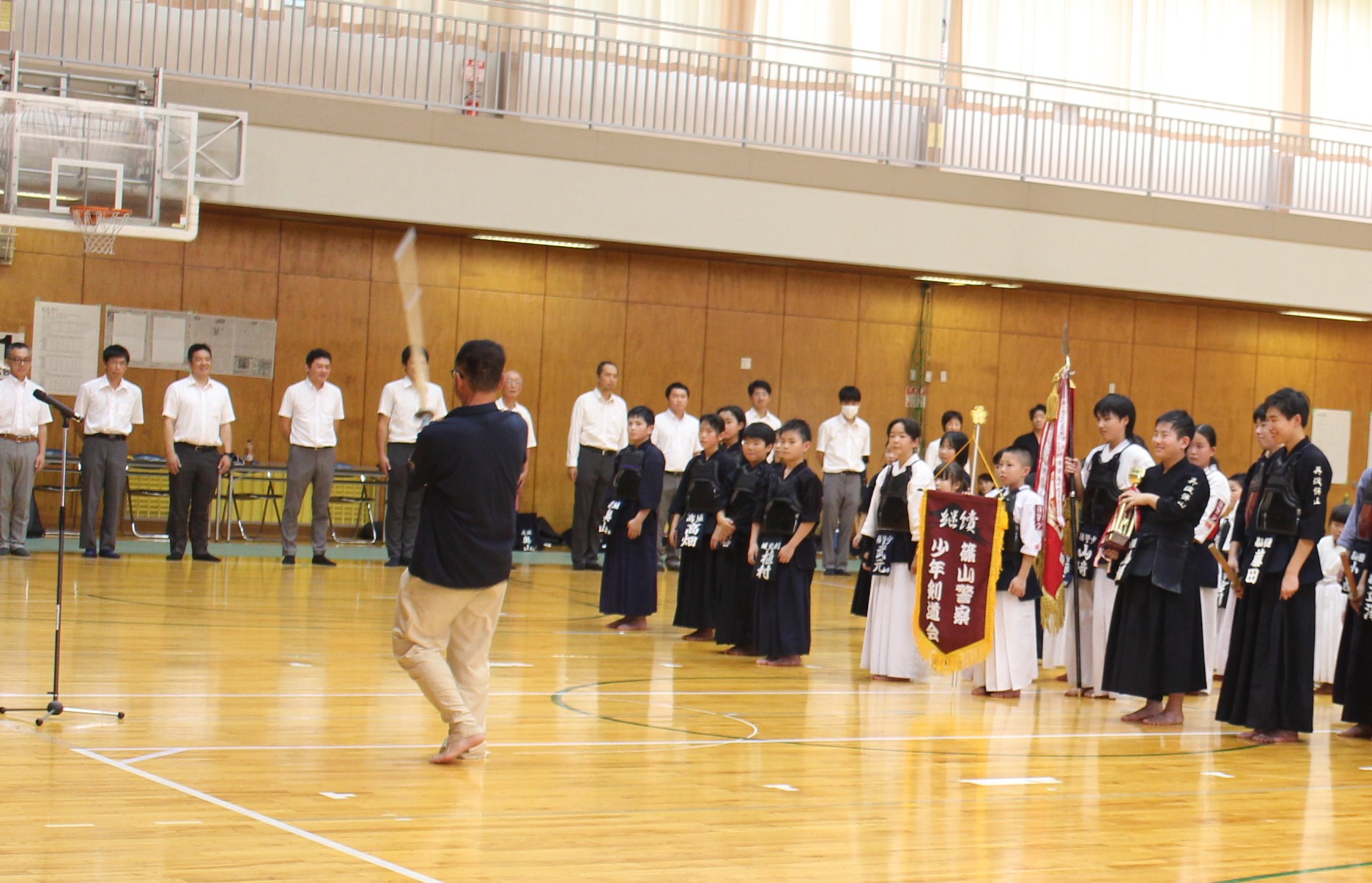 技を披露する教育長