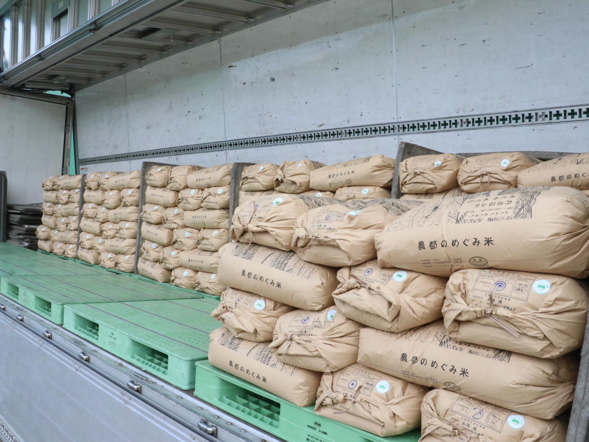 出荷する農都のめぐみ米