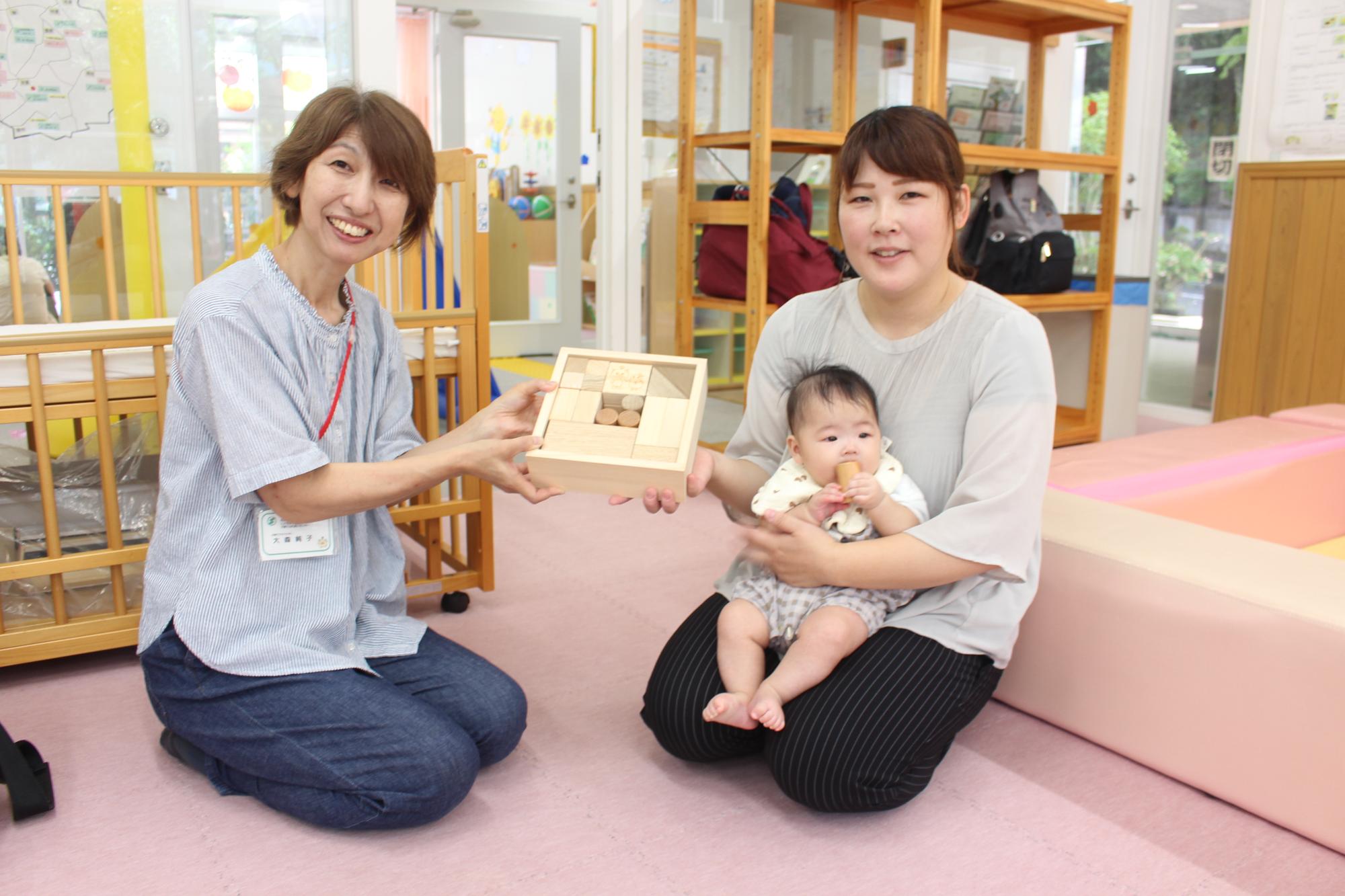 新生児誕生祝品を渡している様子
