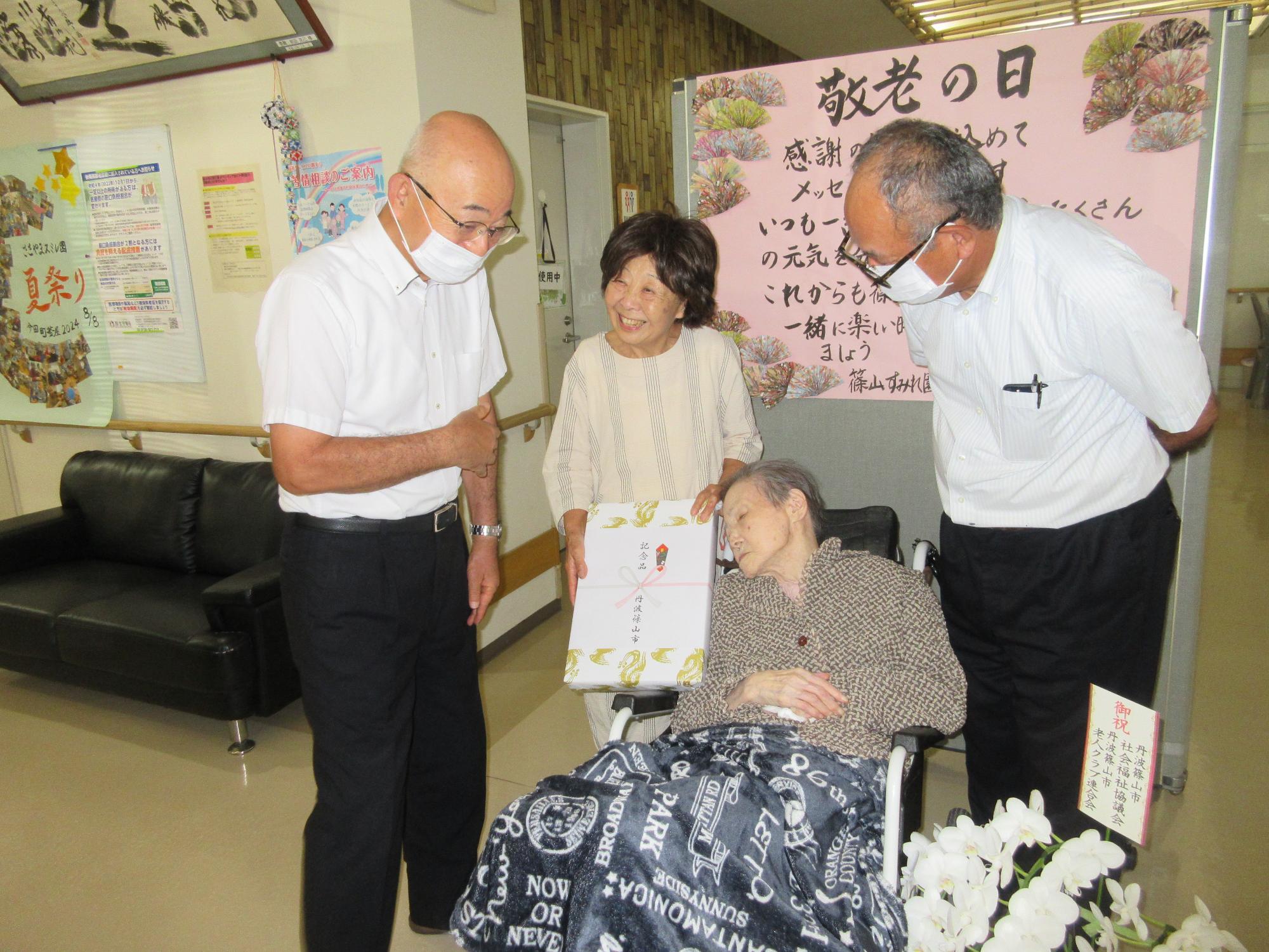 柴田嘉子さんに記念品を贈呈する様子