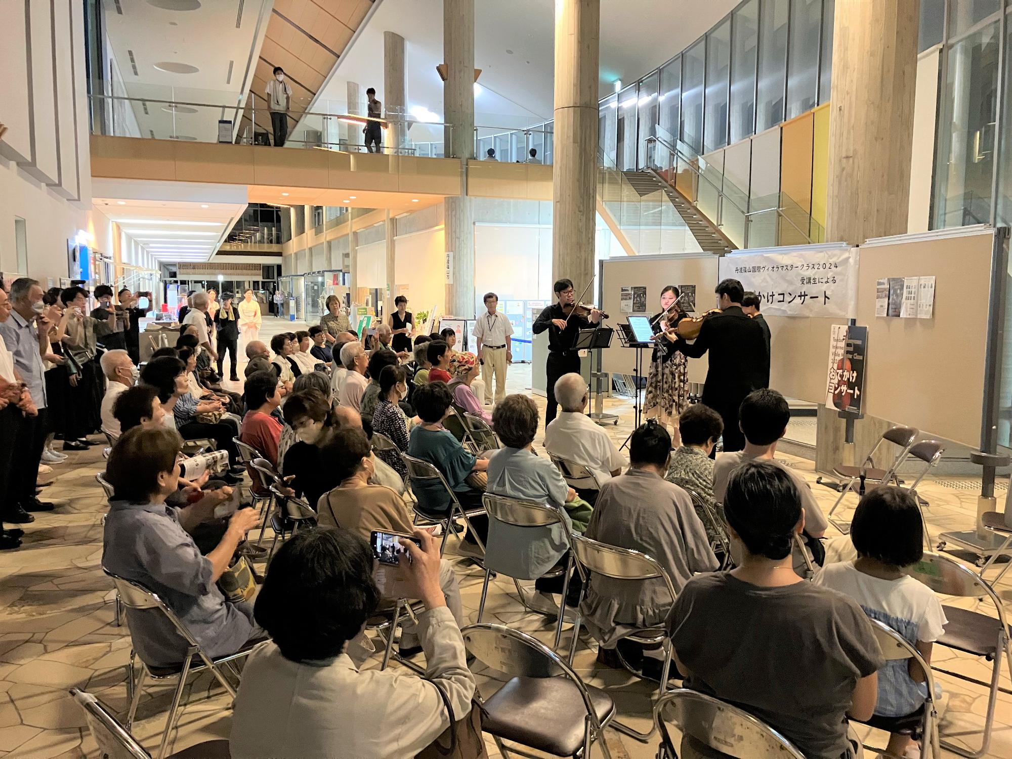 観月園遊会でのおでかけコンサートの様子