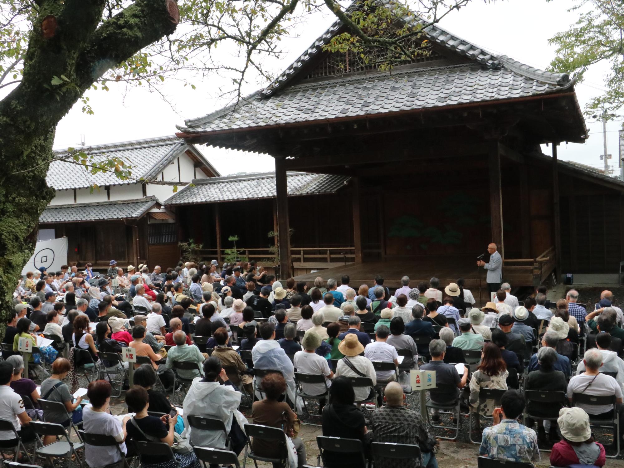 篠山春日能で舞台の前であいさつする様子