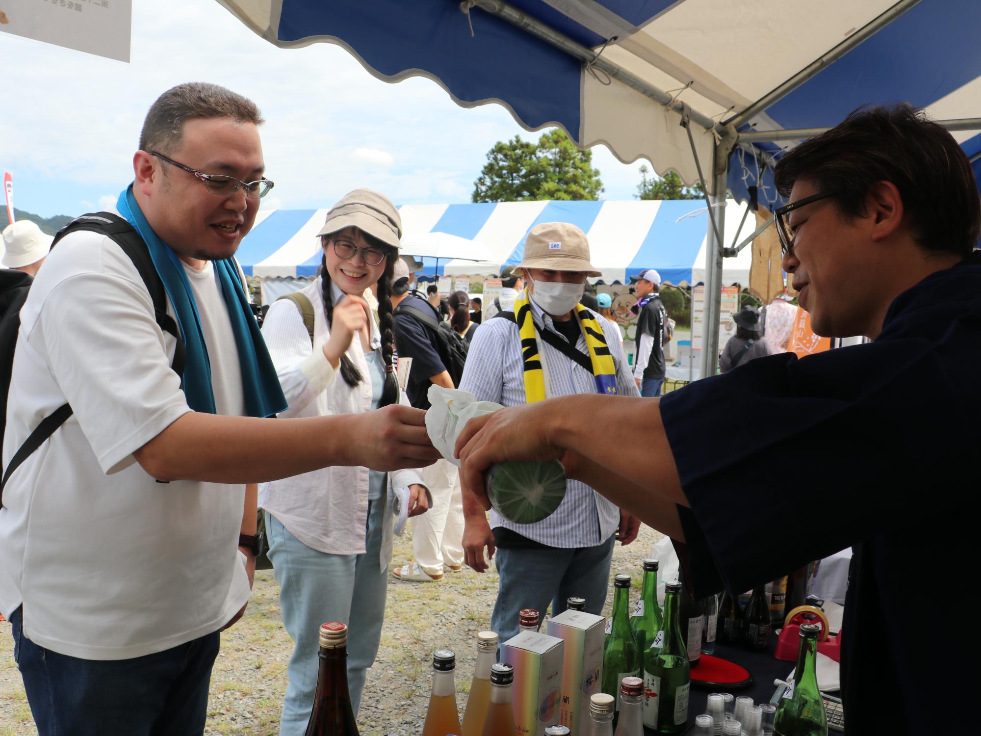 来場者は地元グルメや地酒を楽しまれました