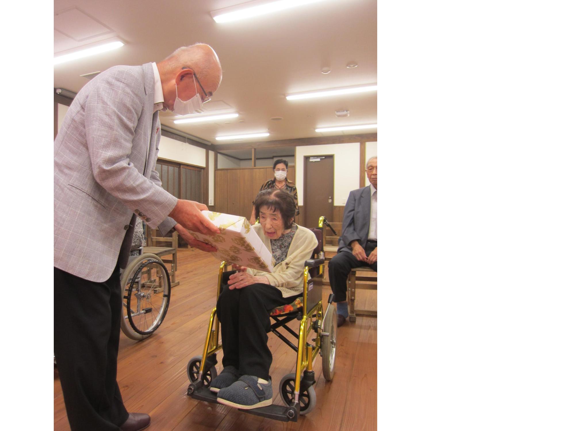 畑さんに記念品を贈呈している様子