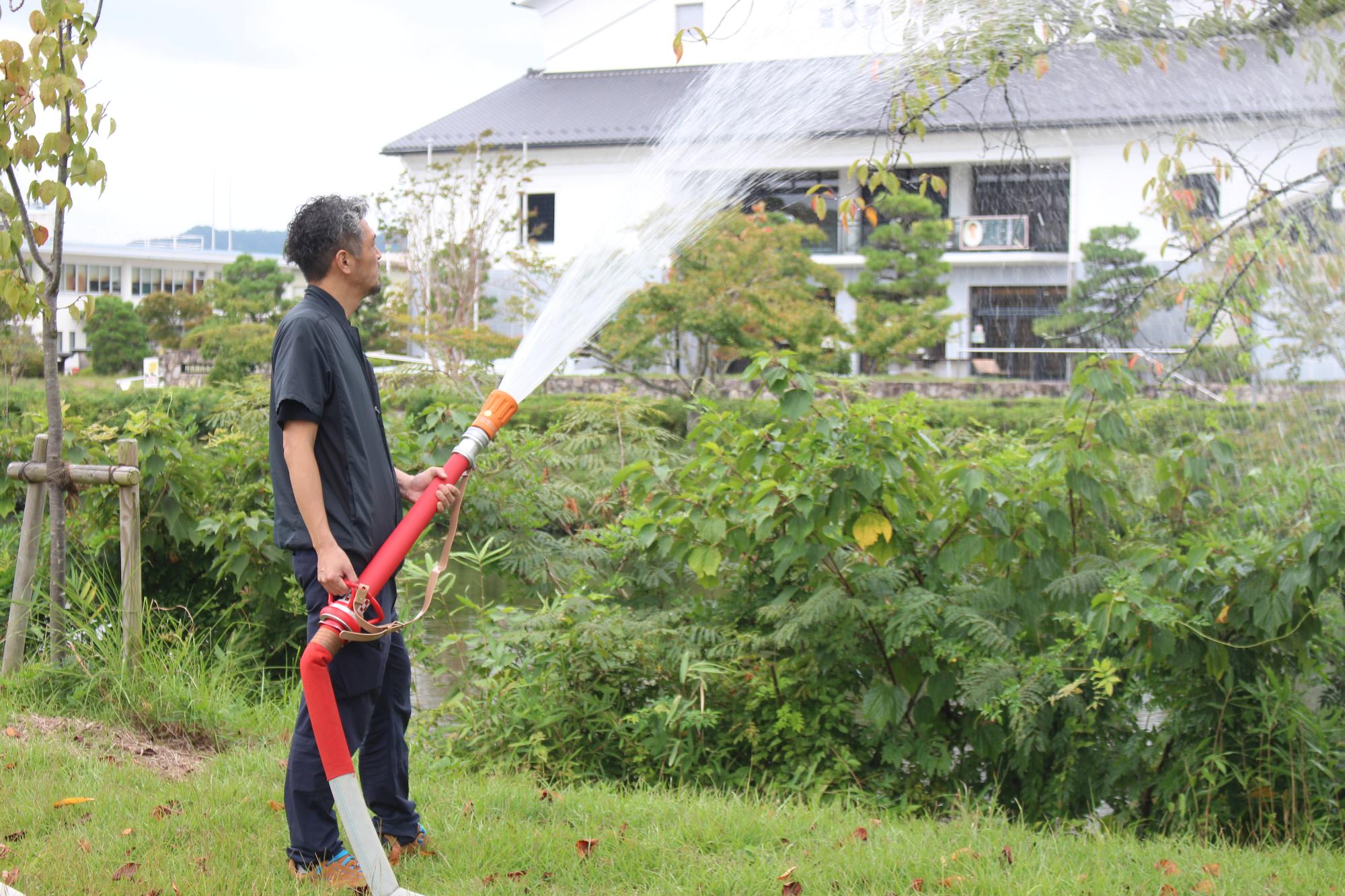 消防ホース放水の様子