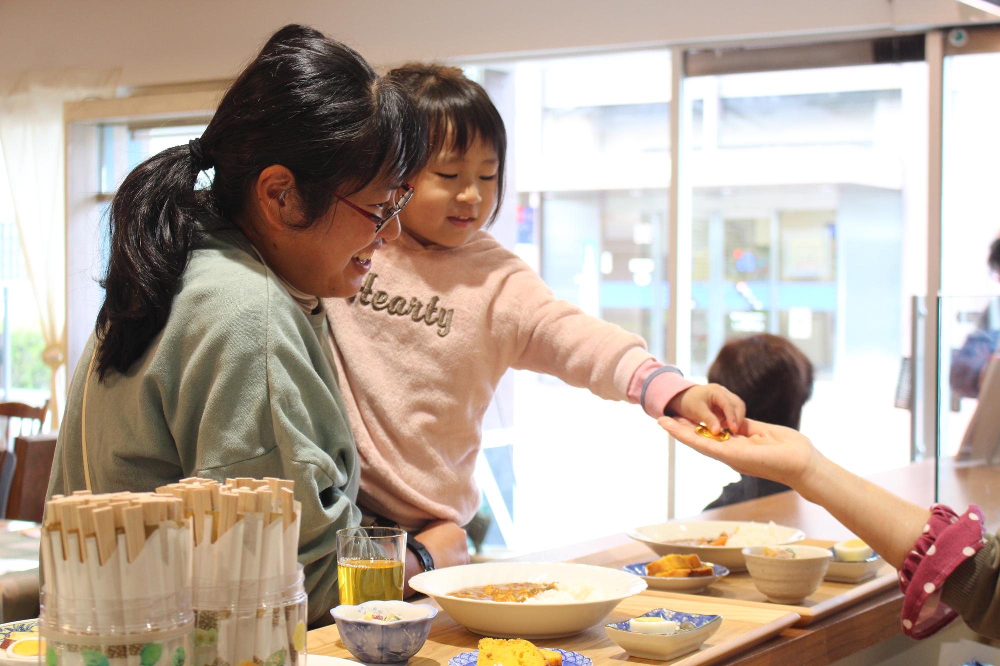 コインとカレーを引き換えしている様子