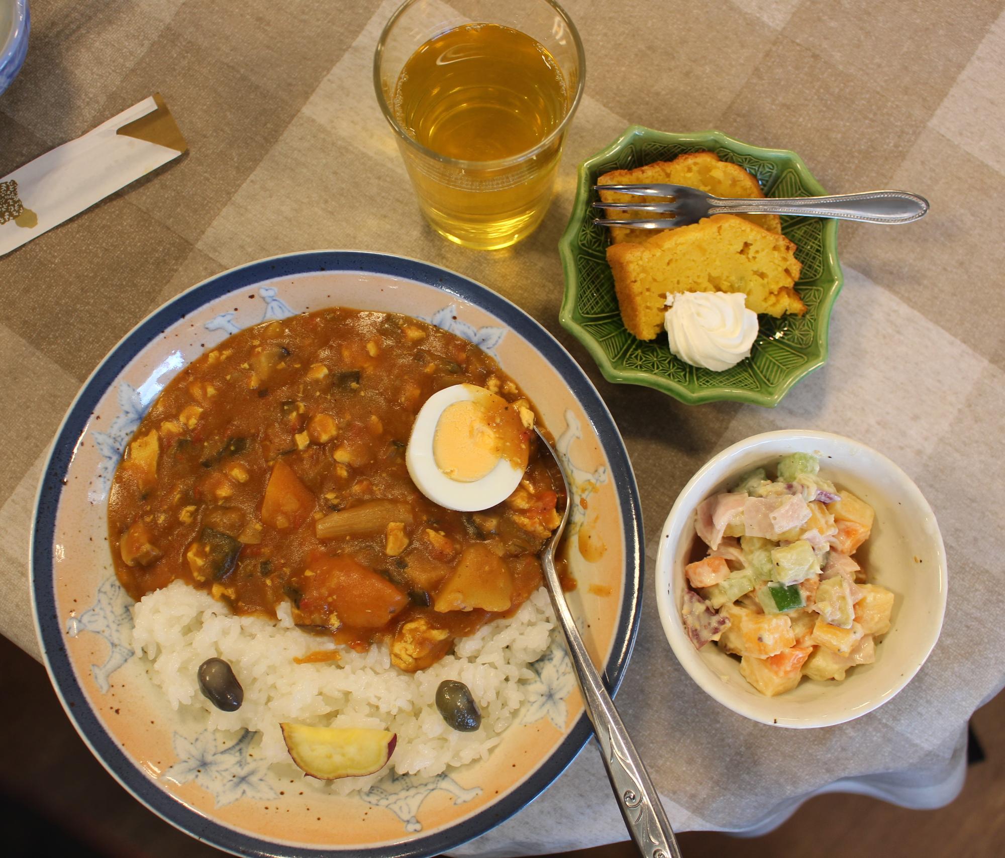 みんなの日置食堂で振舞われたカレーのセット