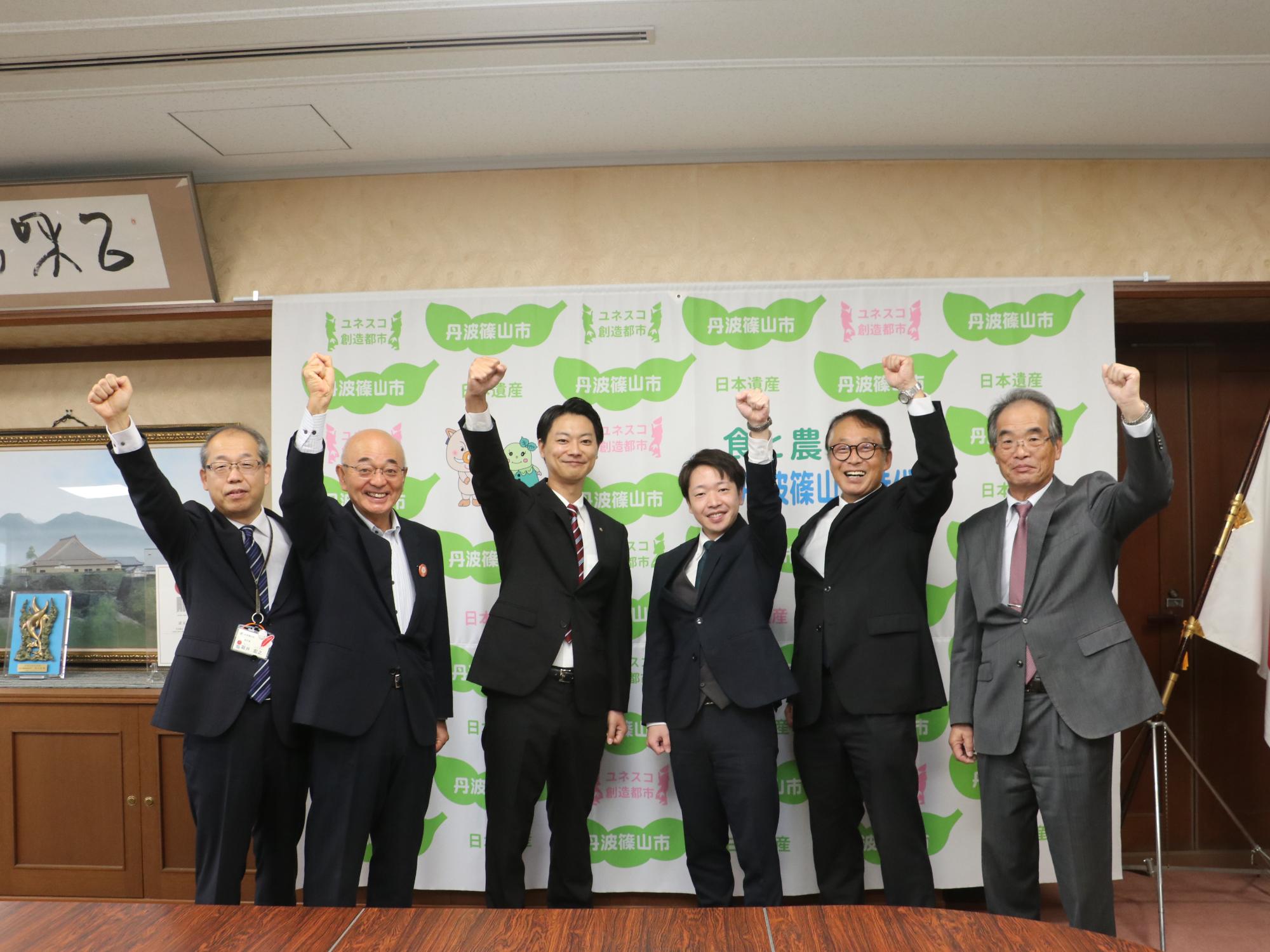 新規採用職員と一緒にポーズ