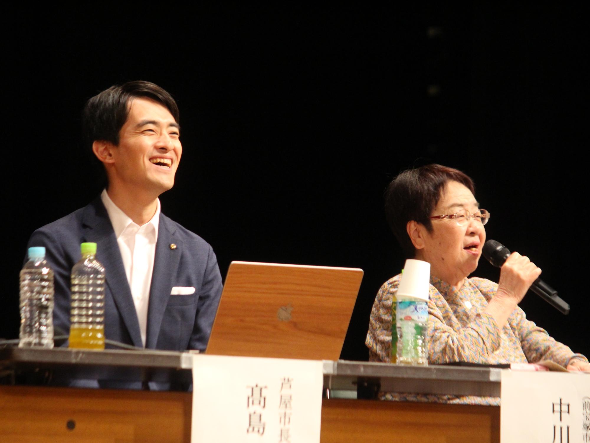 笑顔の高島市長と中川智子さん