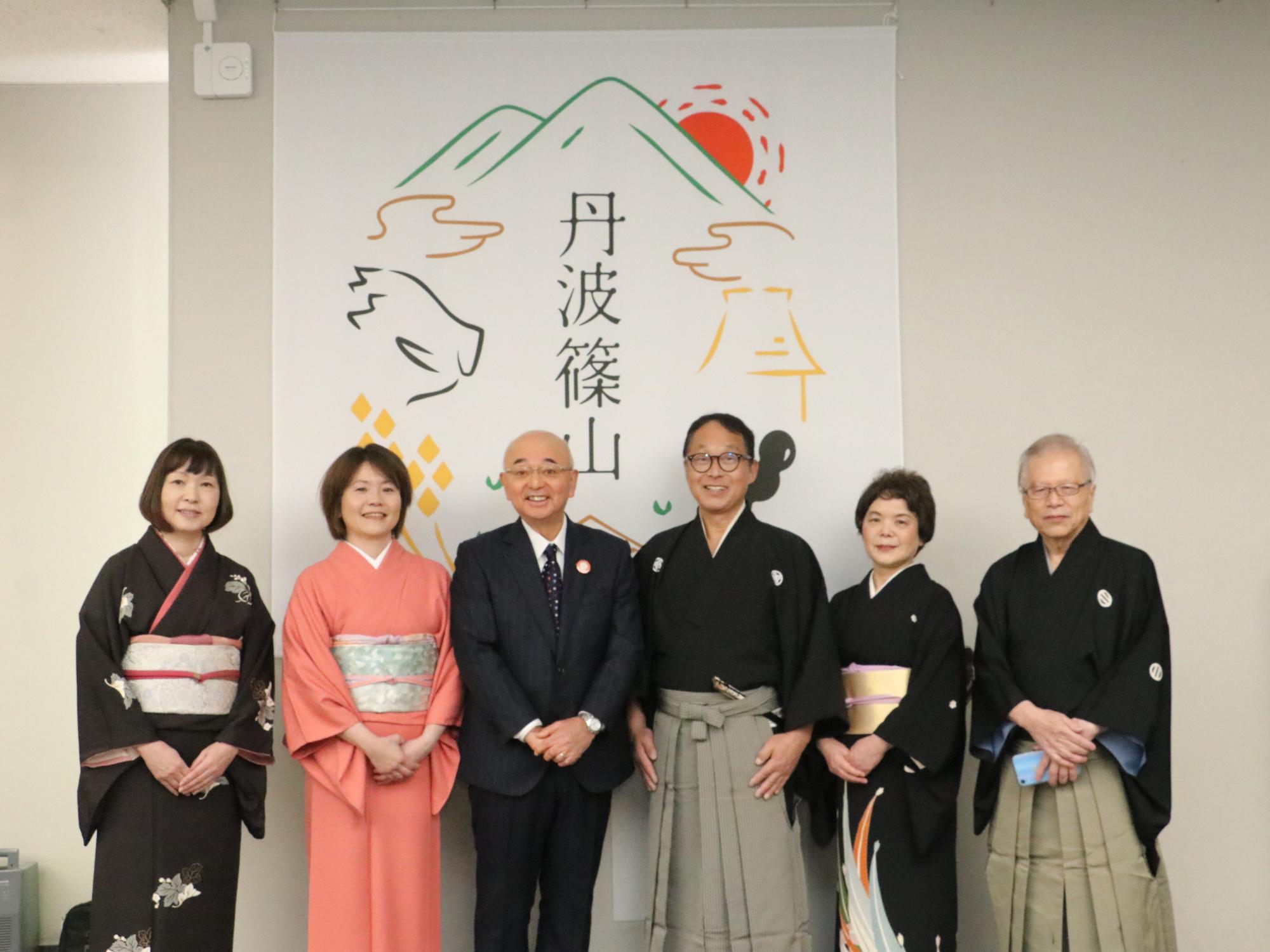 仕事始めの会で演奏された皆さんと市長と教育長