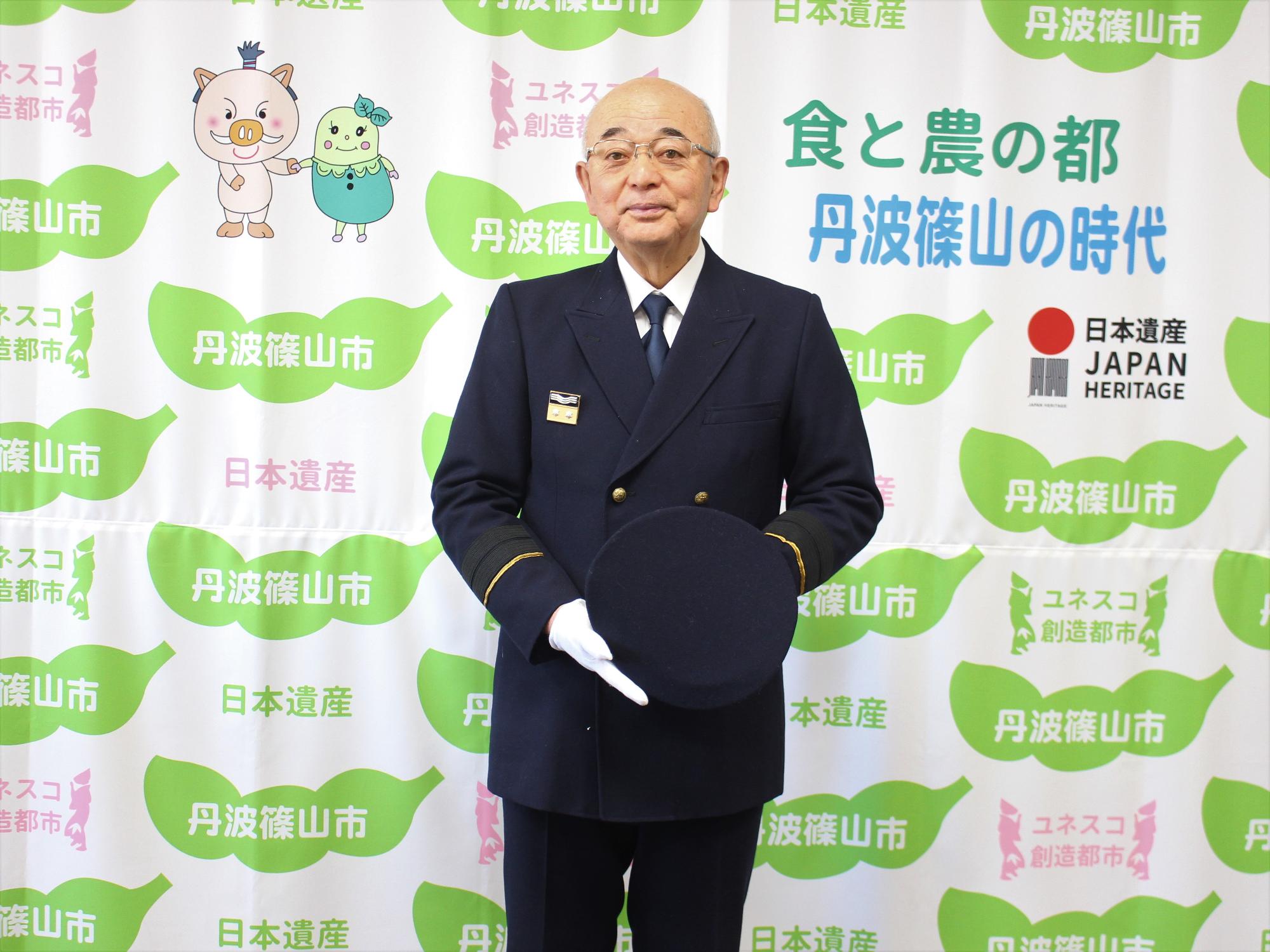 消防の制服を着た市長