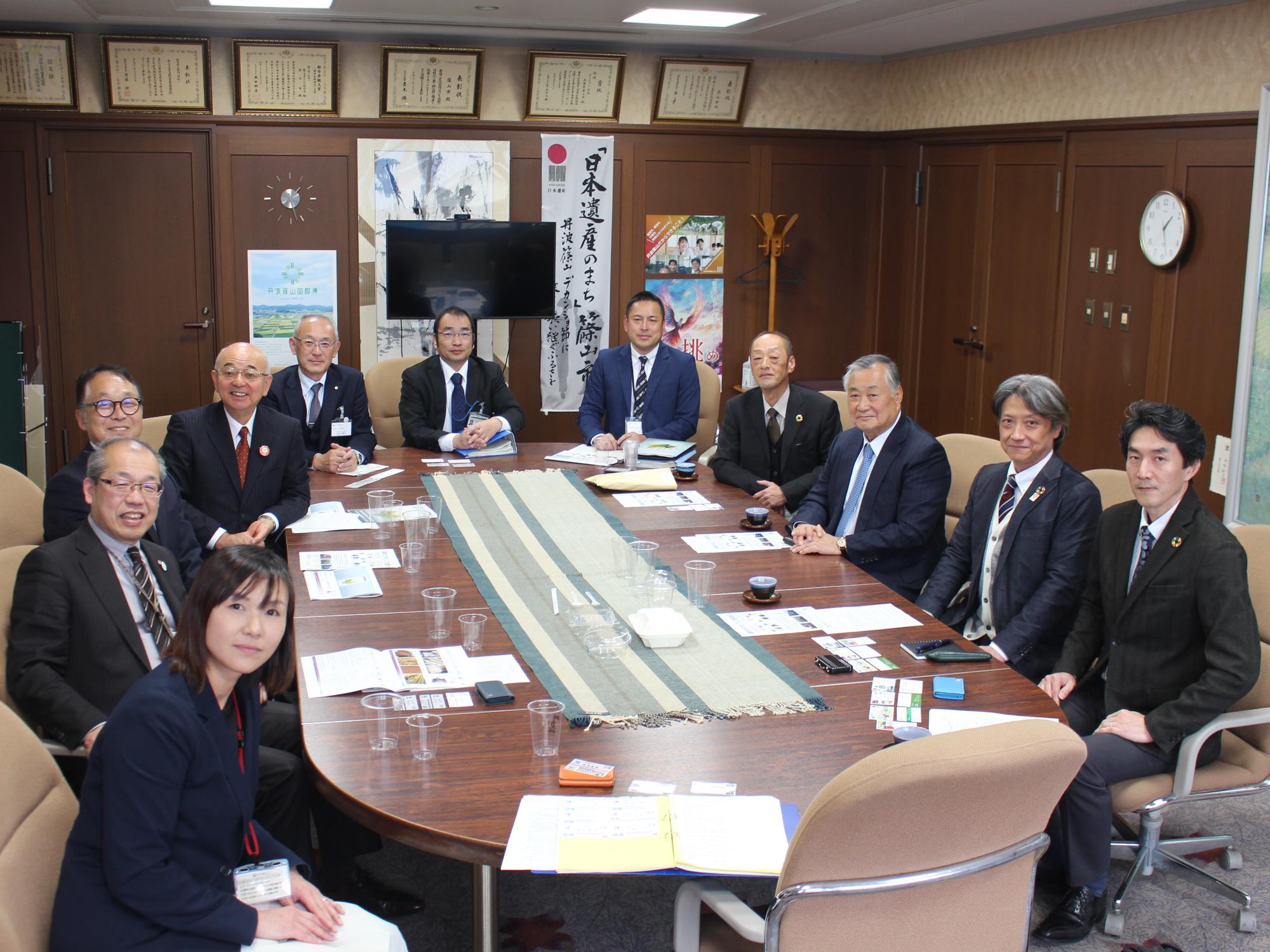 協和株式会社の方たちと話す市長たち