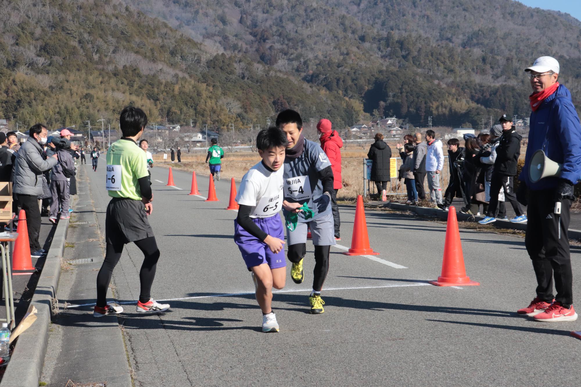 タスキをつなぐ選手