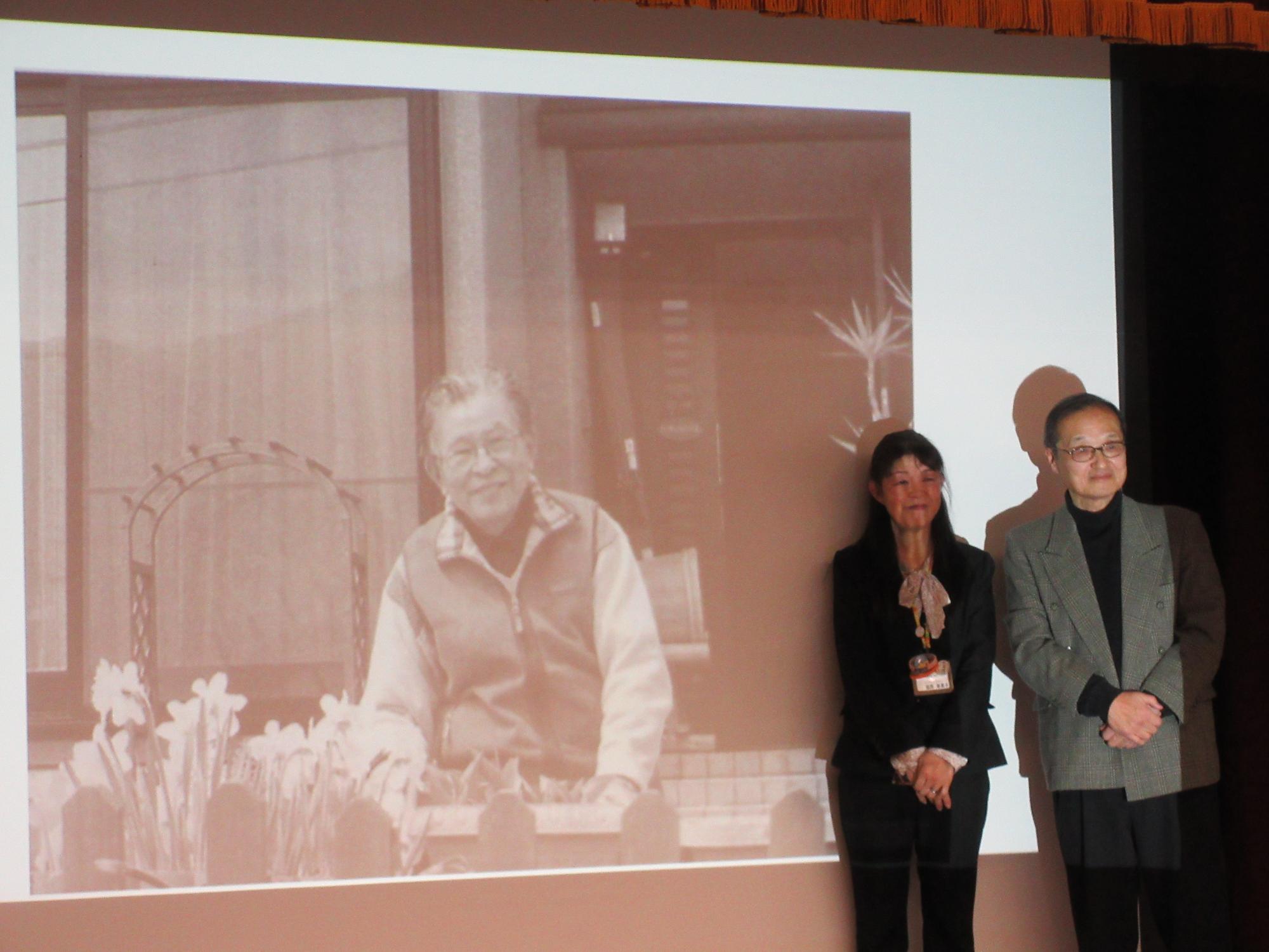 左から、故塩田幸男さん、福西保健福祉部長、山中信彦副理事長