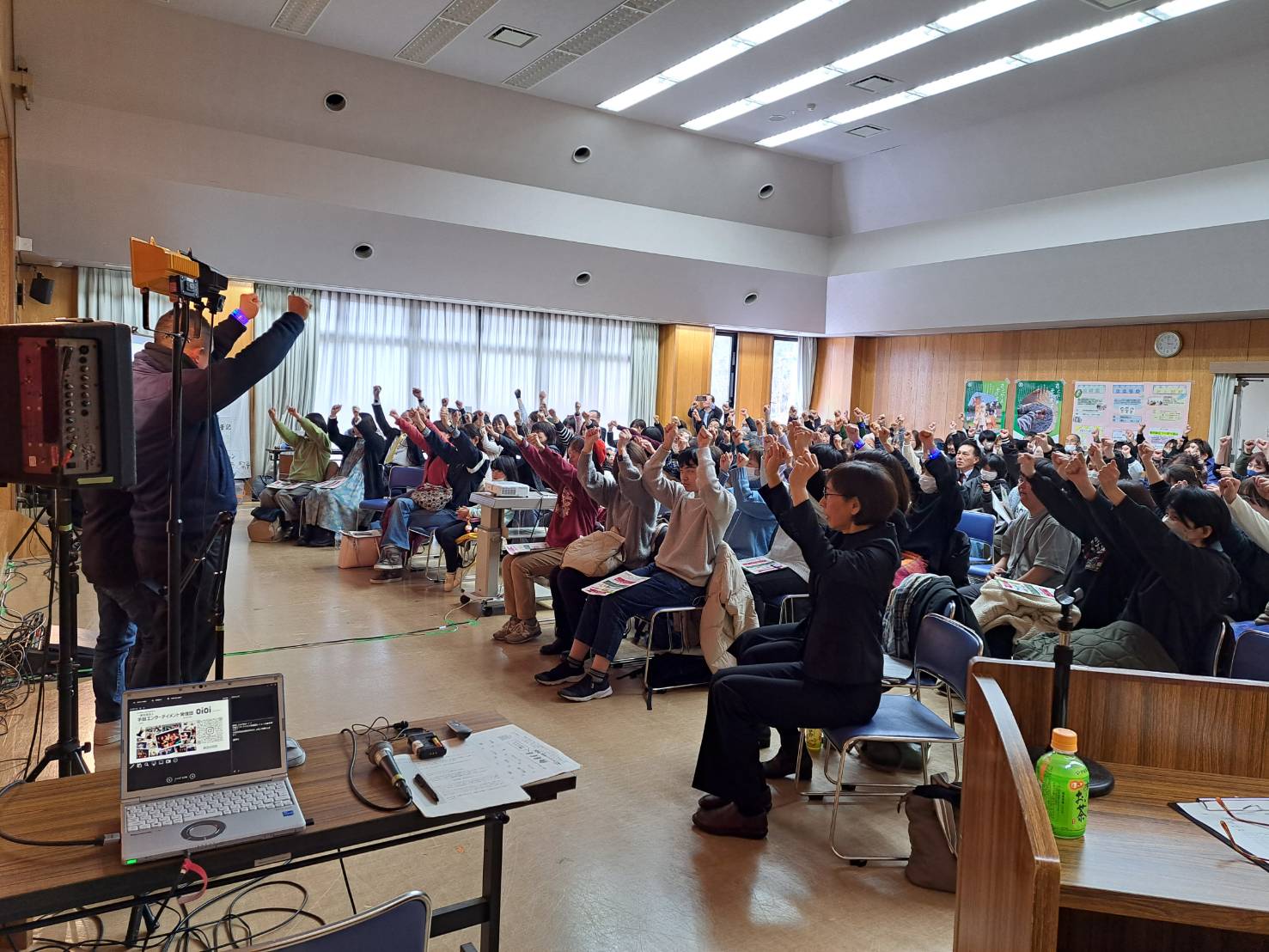 みんなで手話をする様子