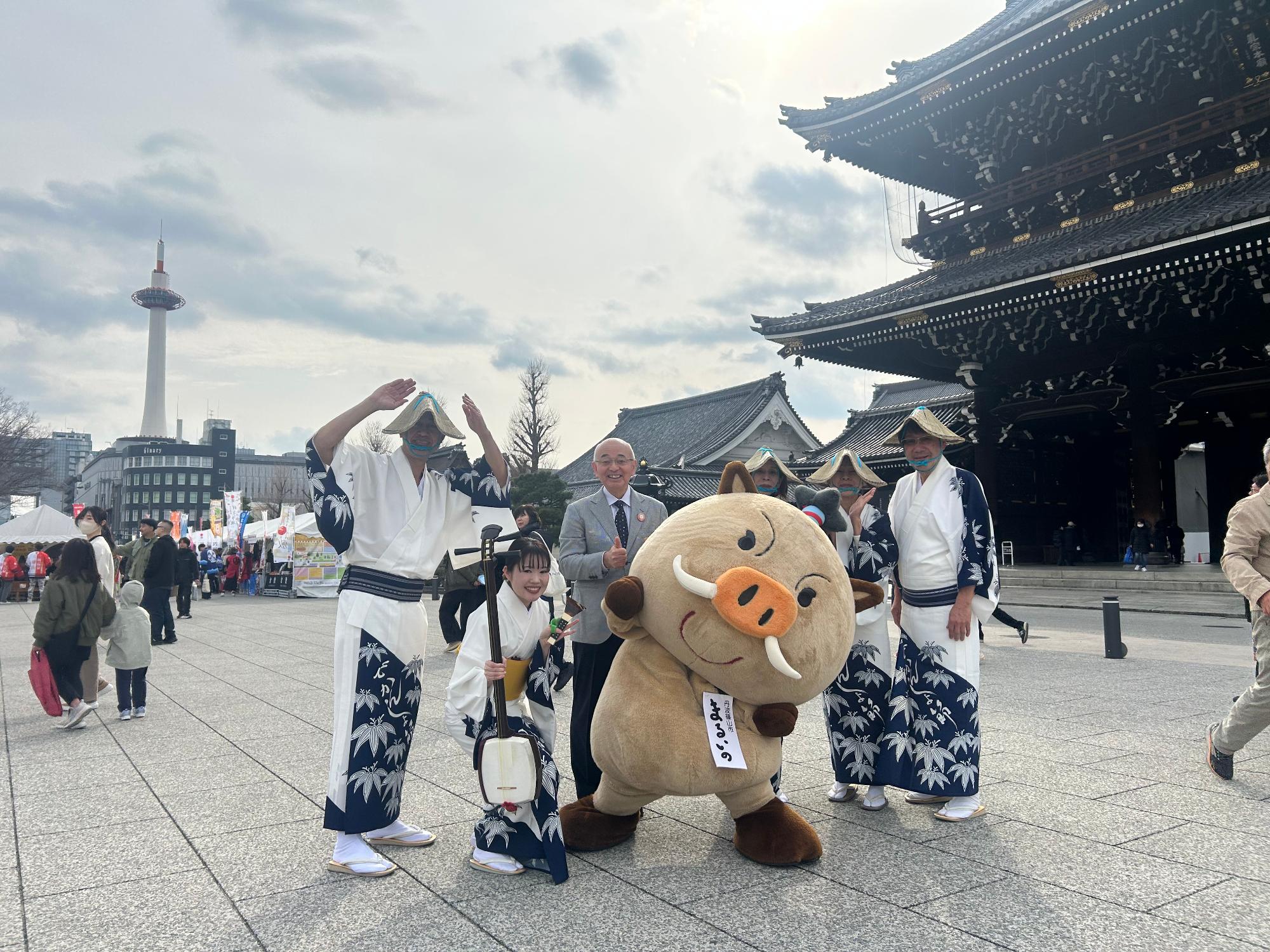 東本願寺の前でみんなで記念撮影