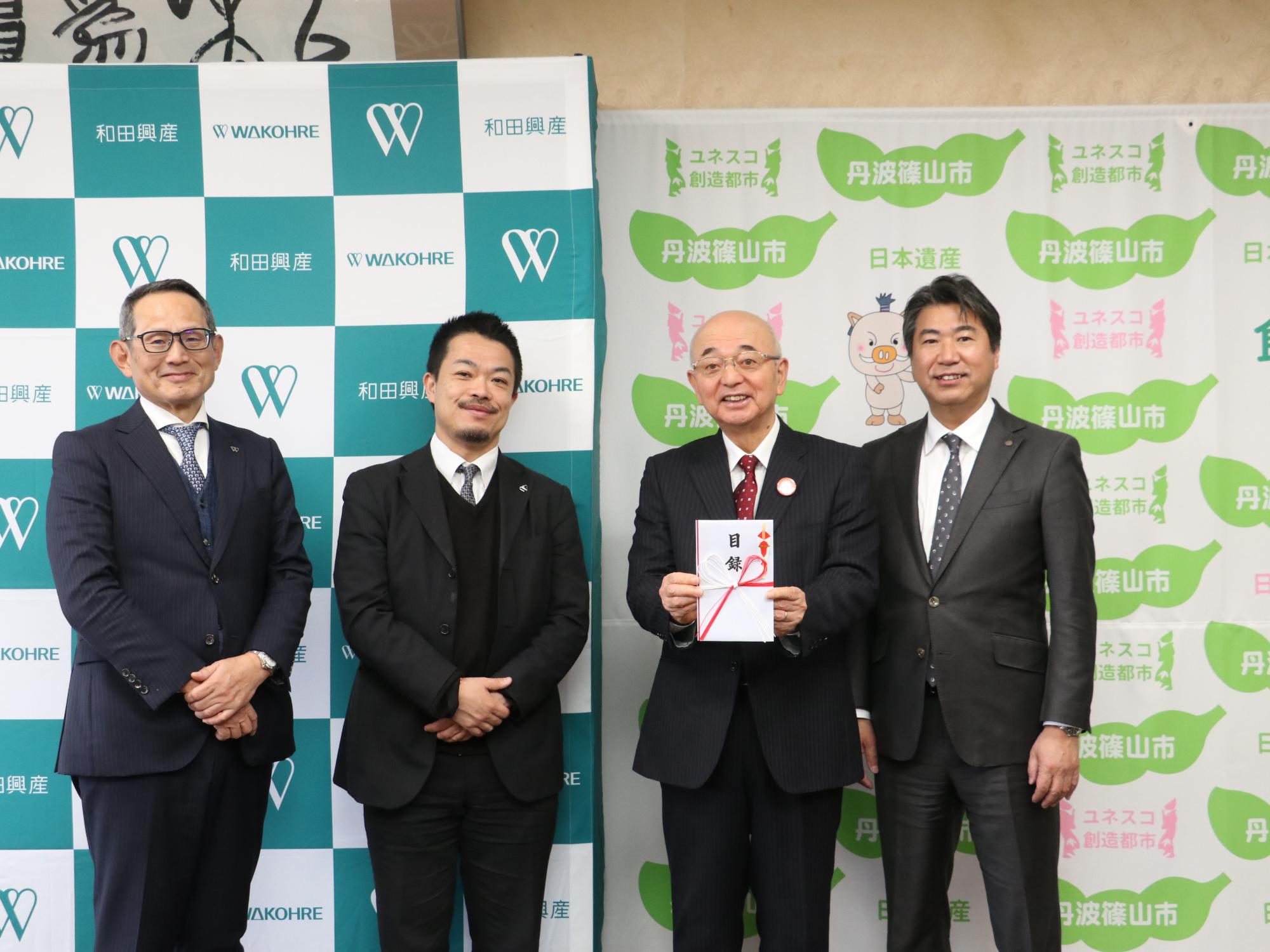 左から、代表取締役の溝本さん、会長の和田さん、私、小田垣商店の小田垣社長