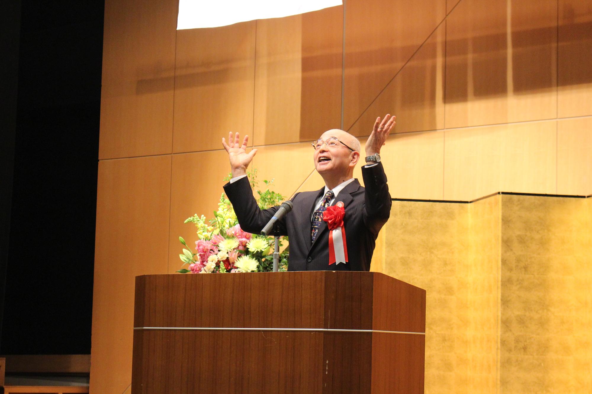 三宅剣龍さんになりかわってあいさつする市長