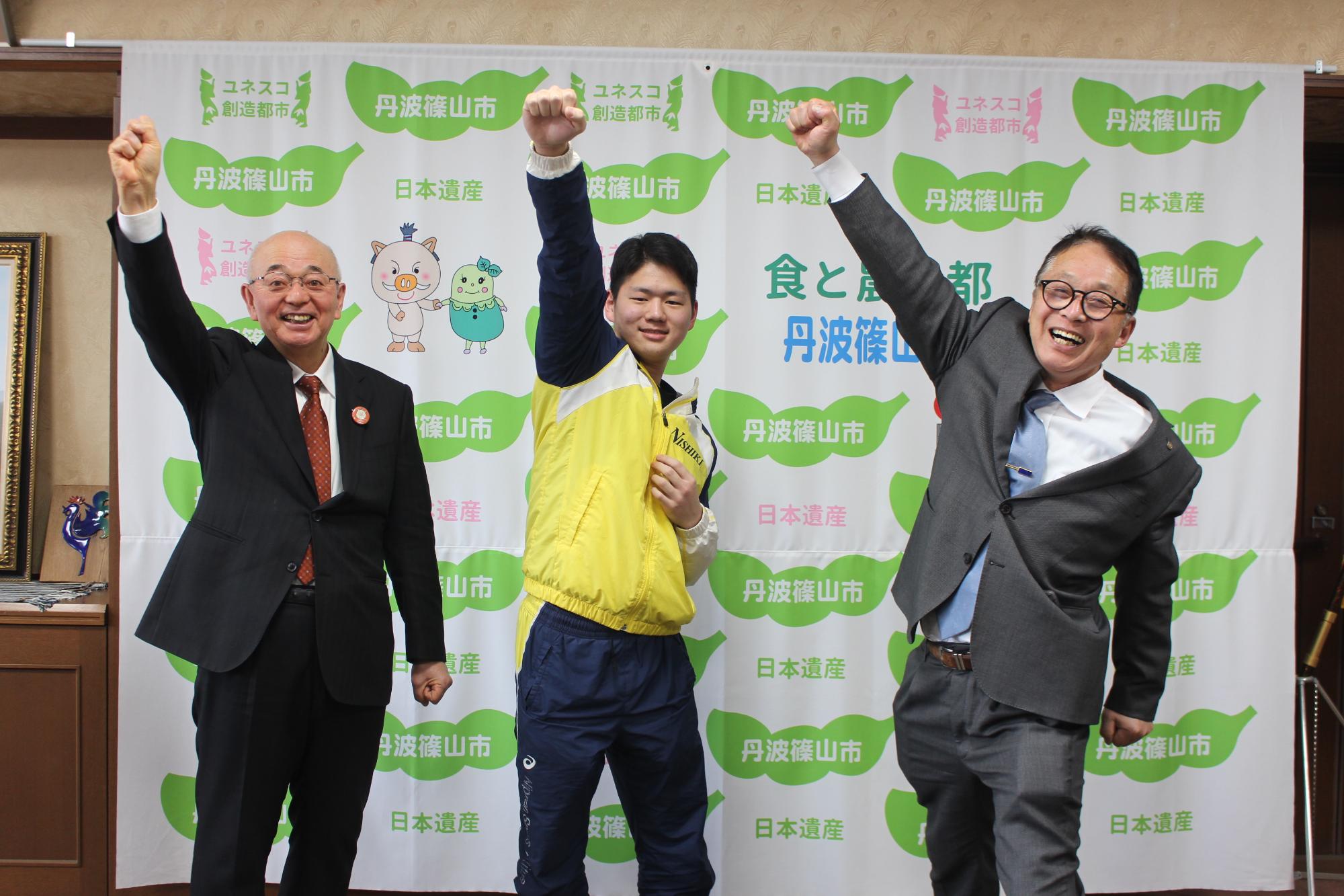 市長と山本拓馬さんと教育長