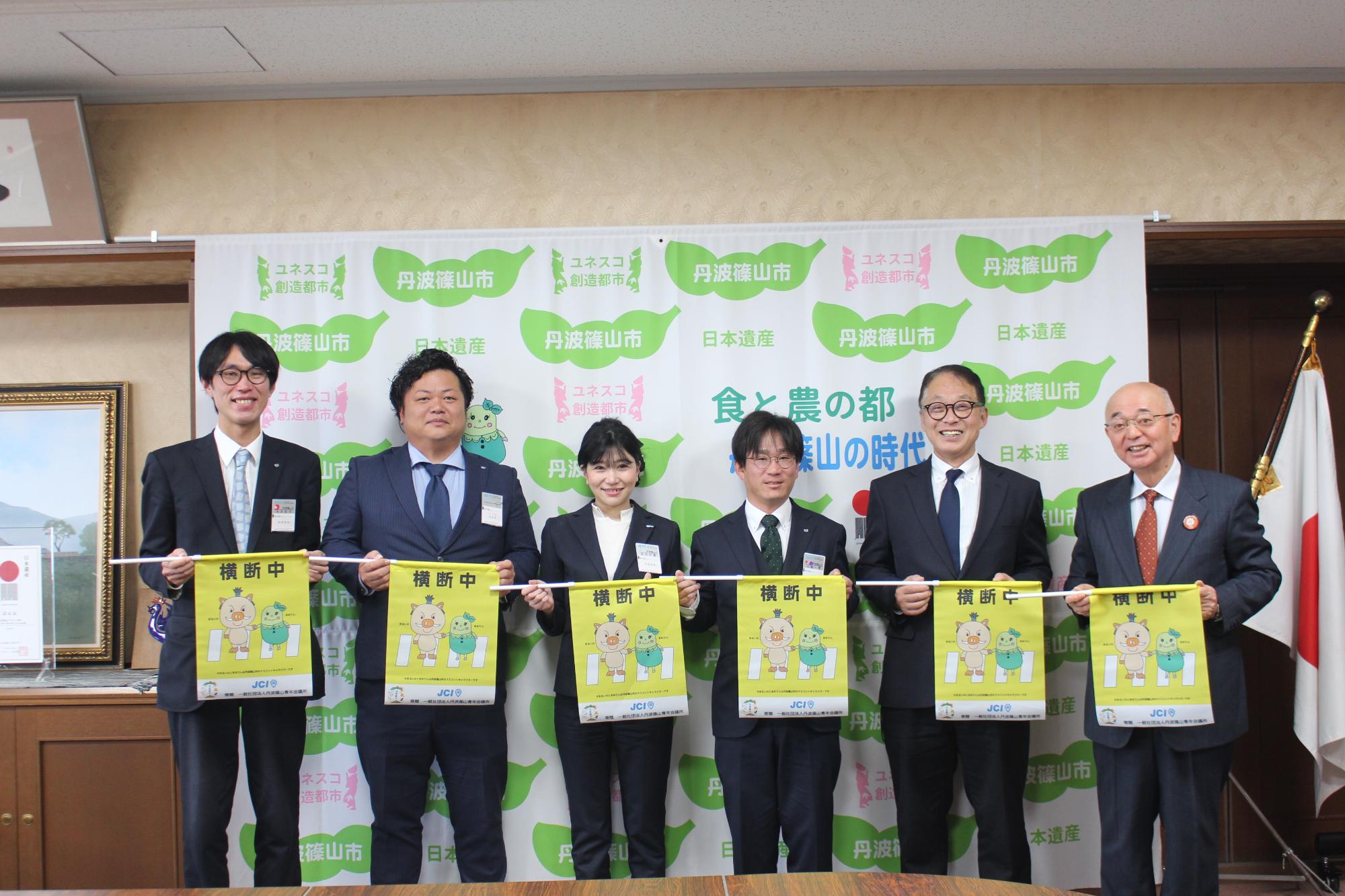 青年会議所の方たちと教育長と市長