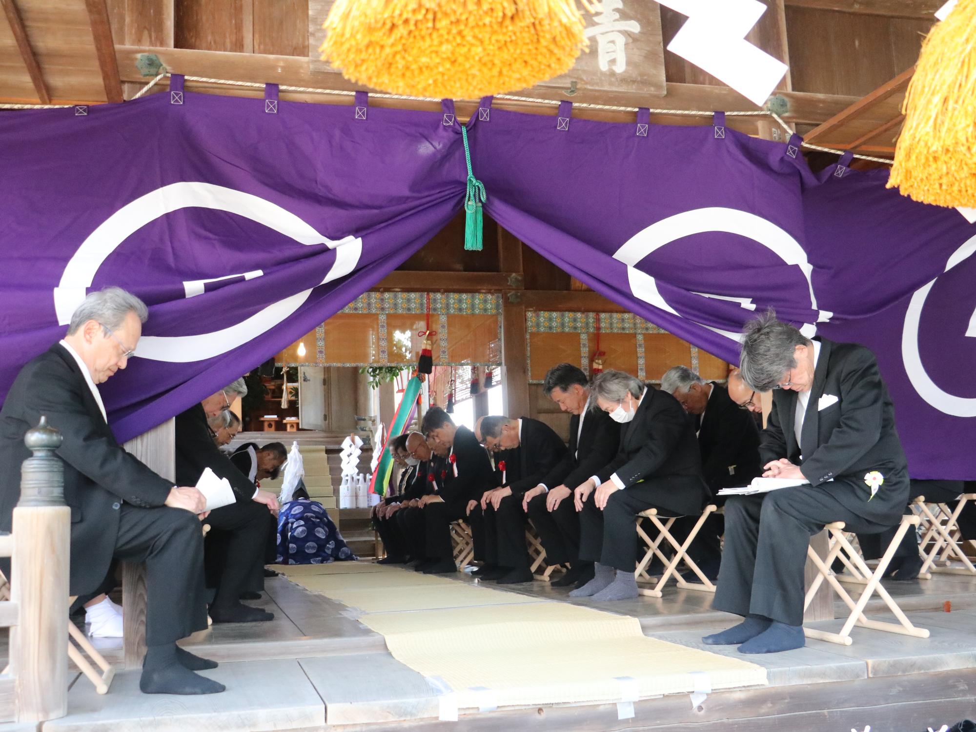 神事に参加する人々