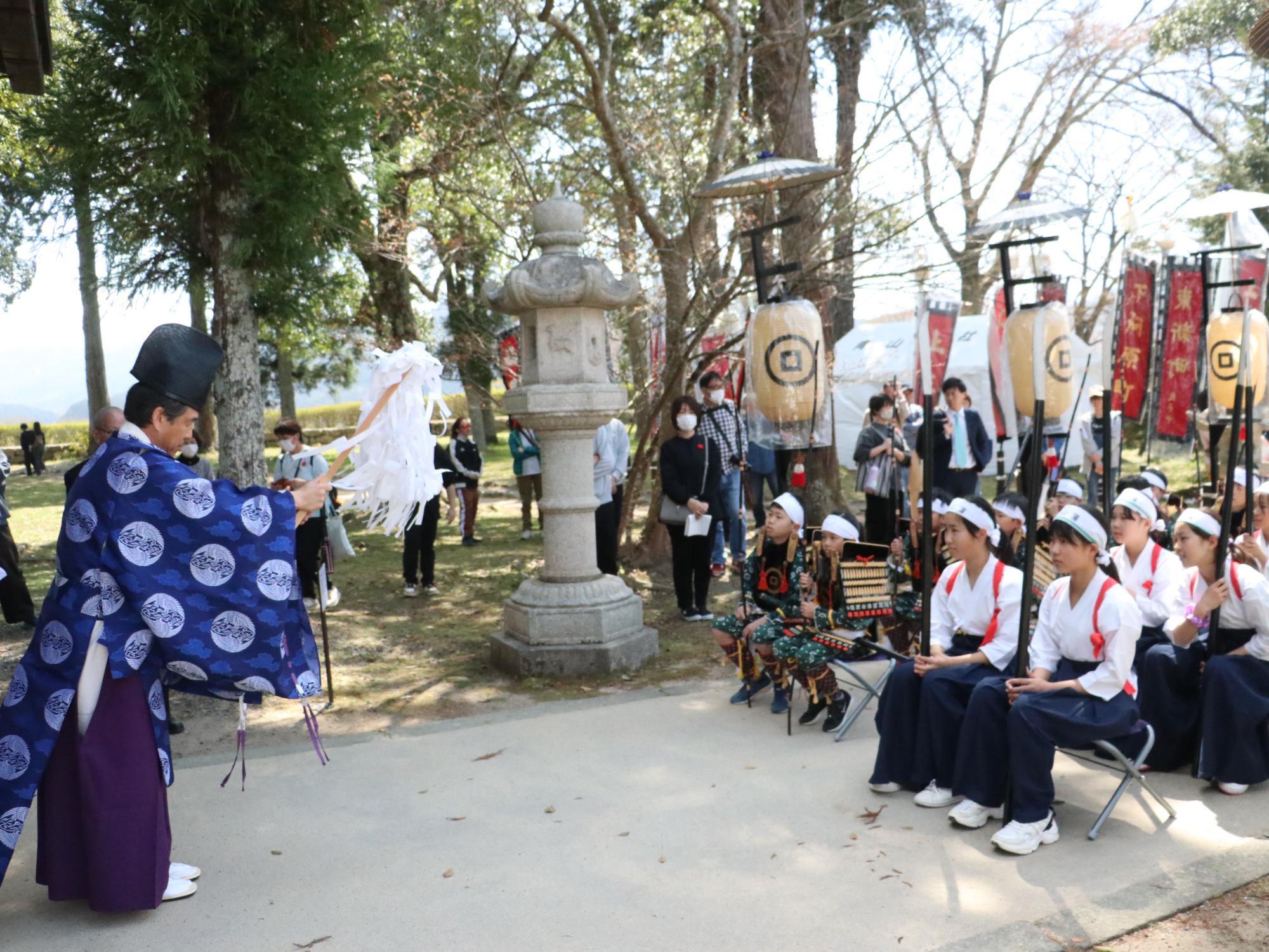 神主と神事に参加する人々
