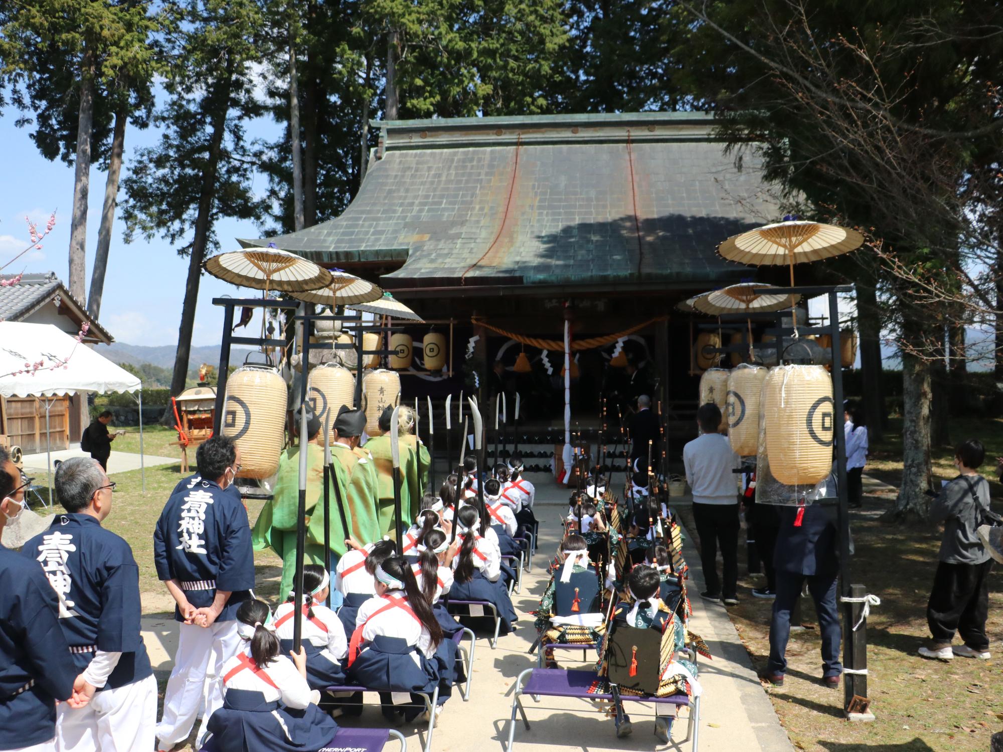 神事に参加する人々