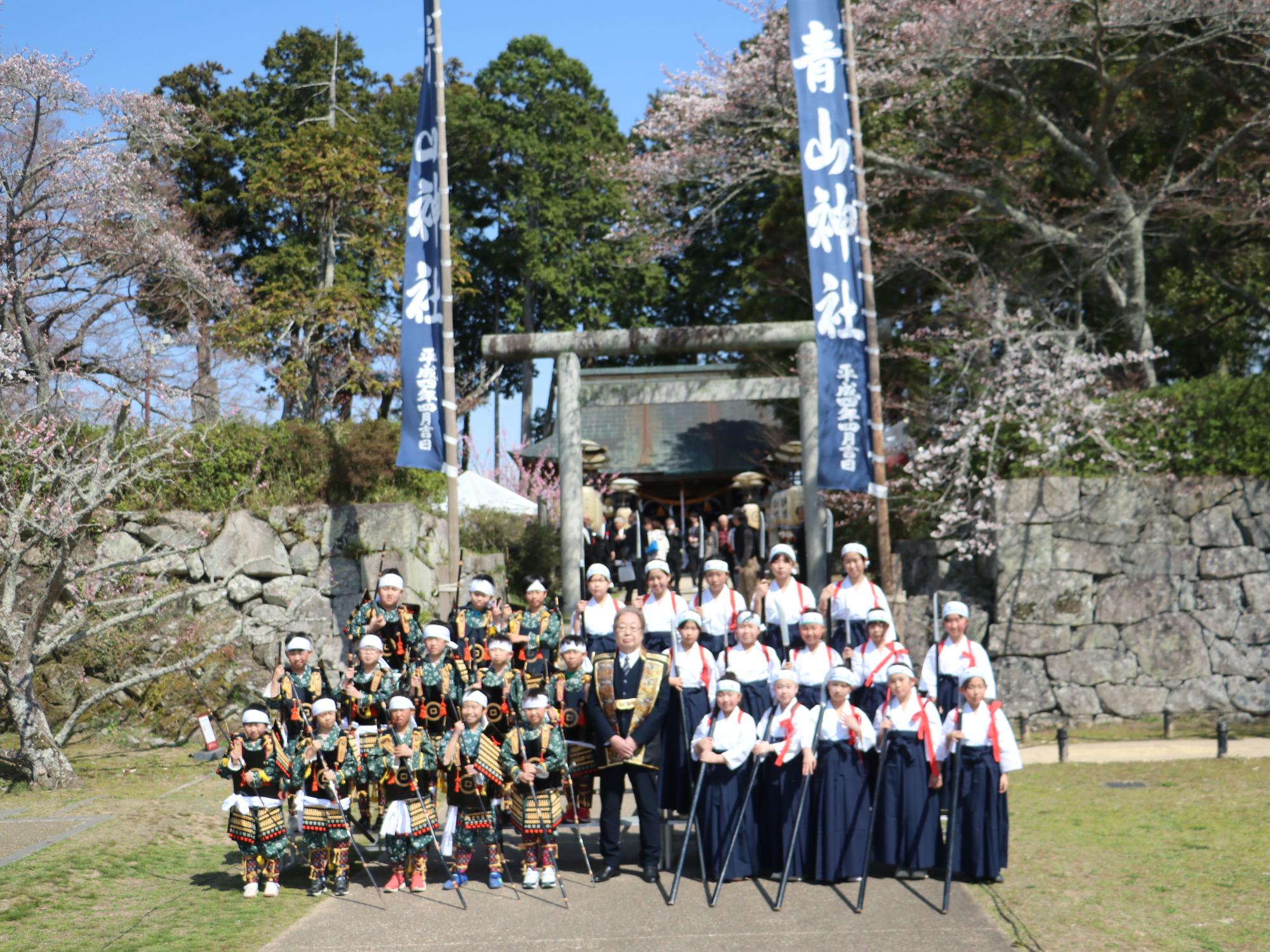 神事に参加する人々