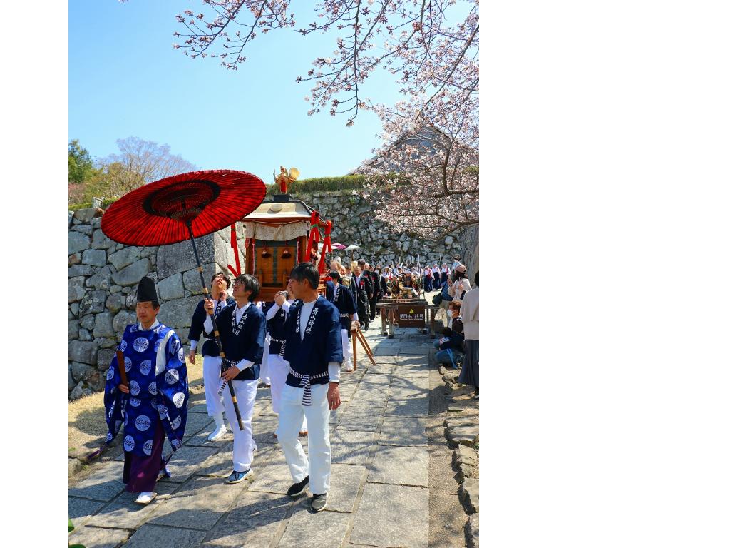 神事に参加する人々