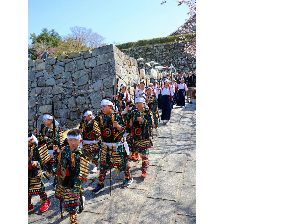 武者行列を行う子ども達