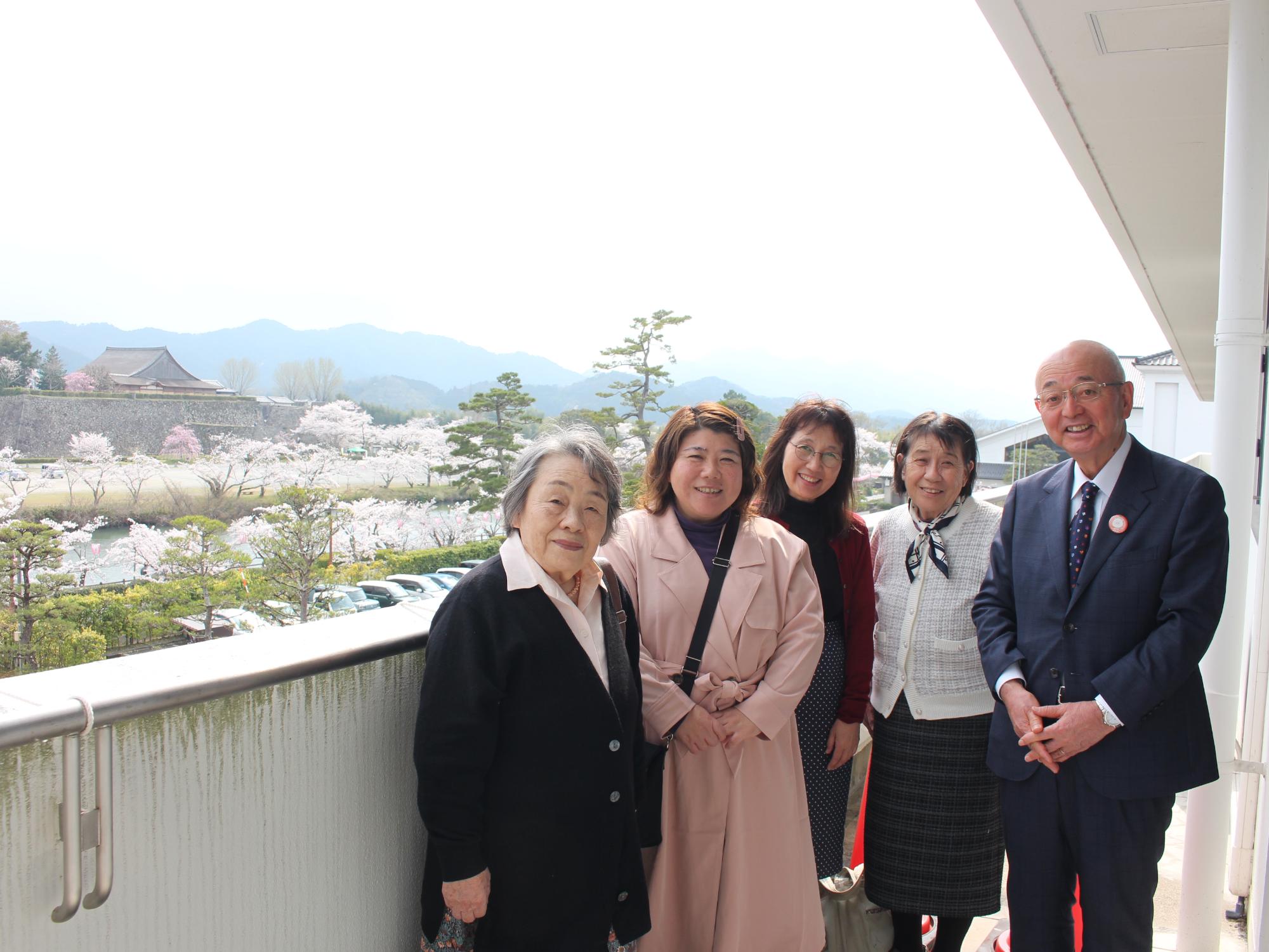 市長とお花見市長室に来られた方々