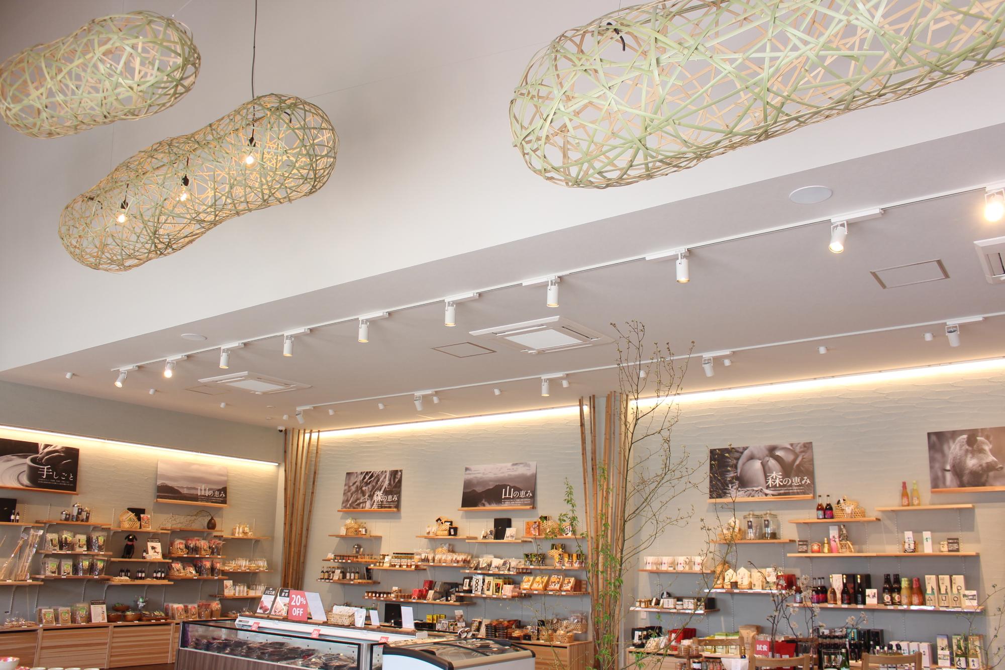 上からつるされている市内の方が作られた竹細工