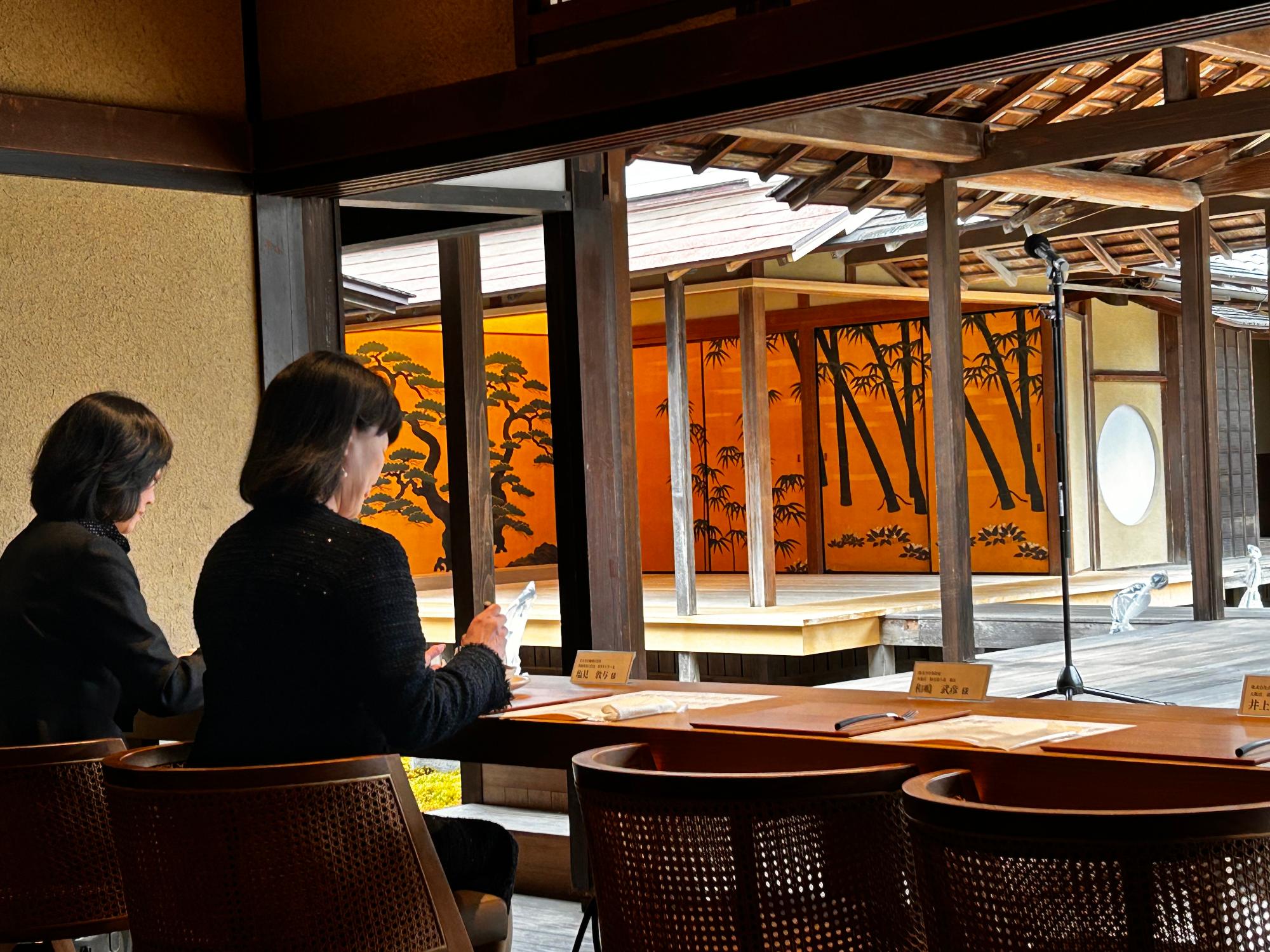 食事を楽しむ人々