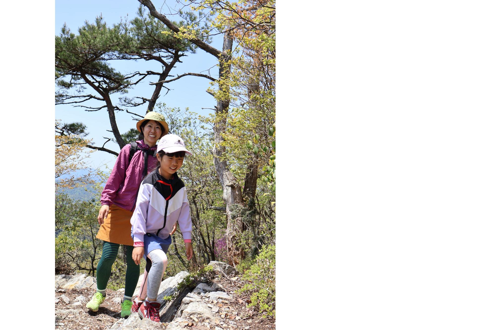 多紀連山を登る様子