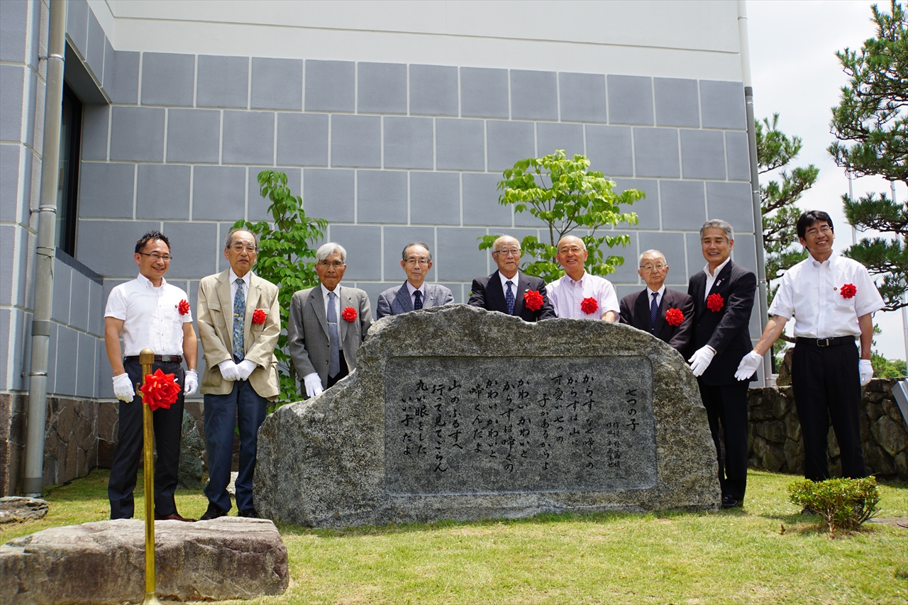 七つの子 歌碑が設置されたときの写真