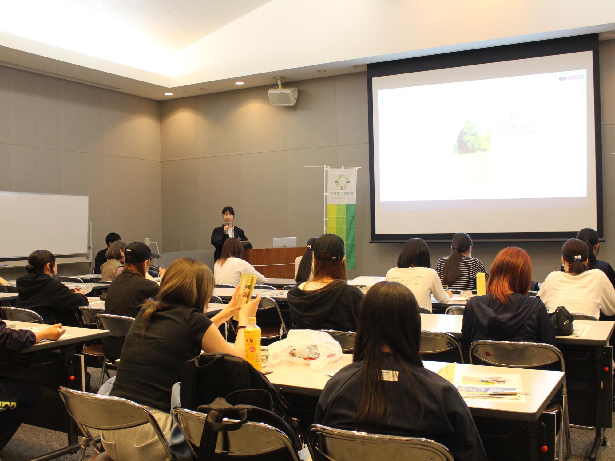 武庫川女子大学の皆さんのモデルツアーの様子