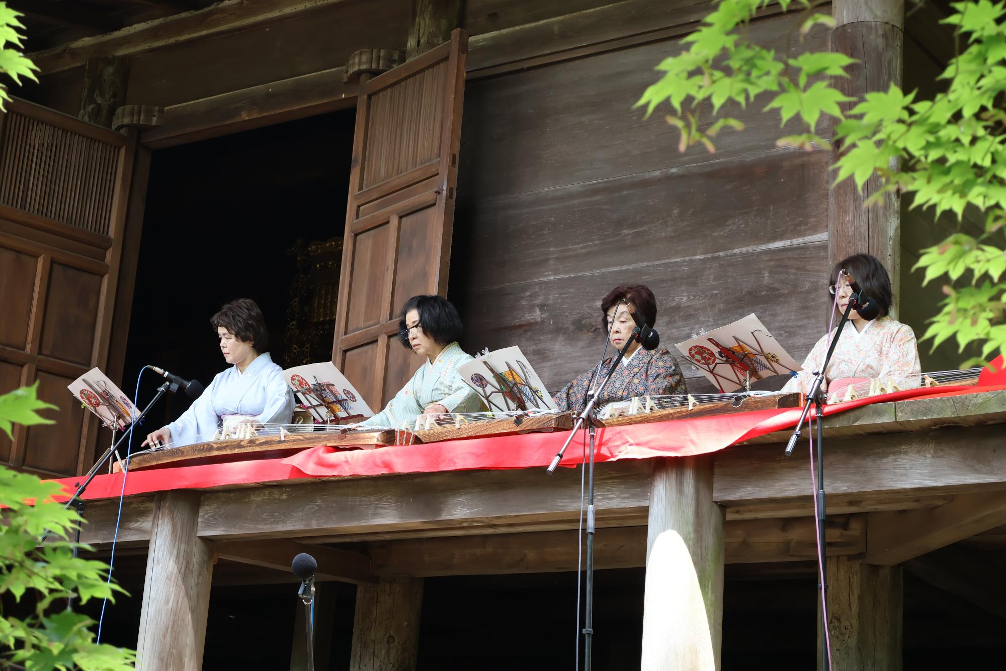 琴の演奏の様子