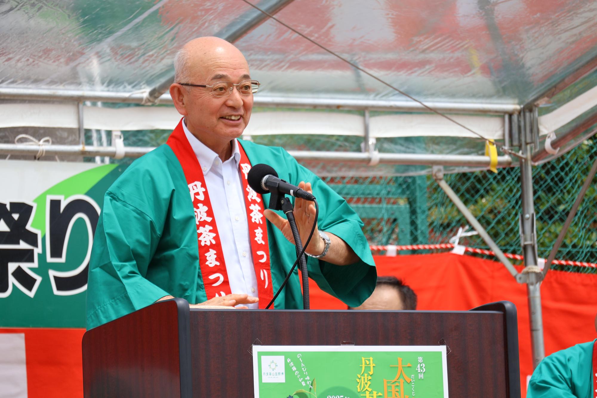 開会式であいさつをする市長