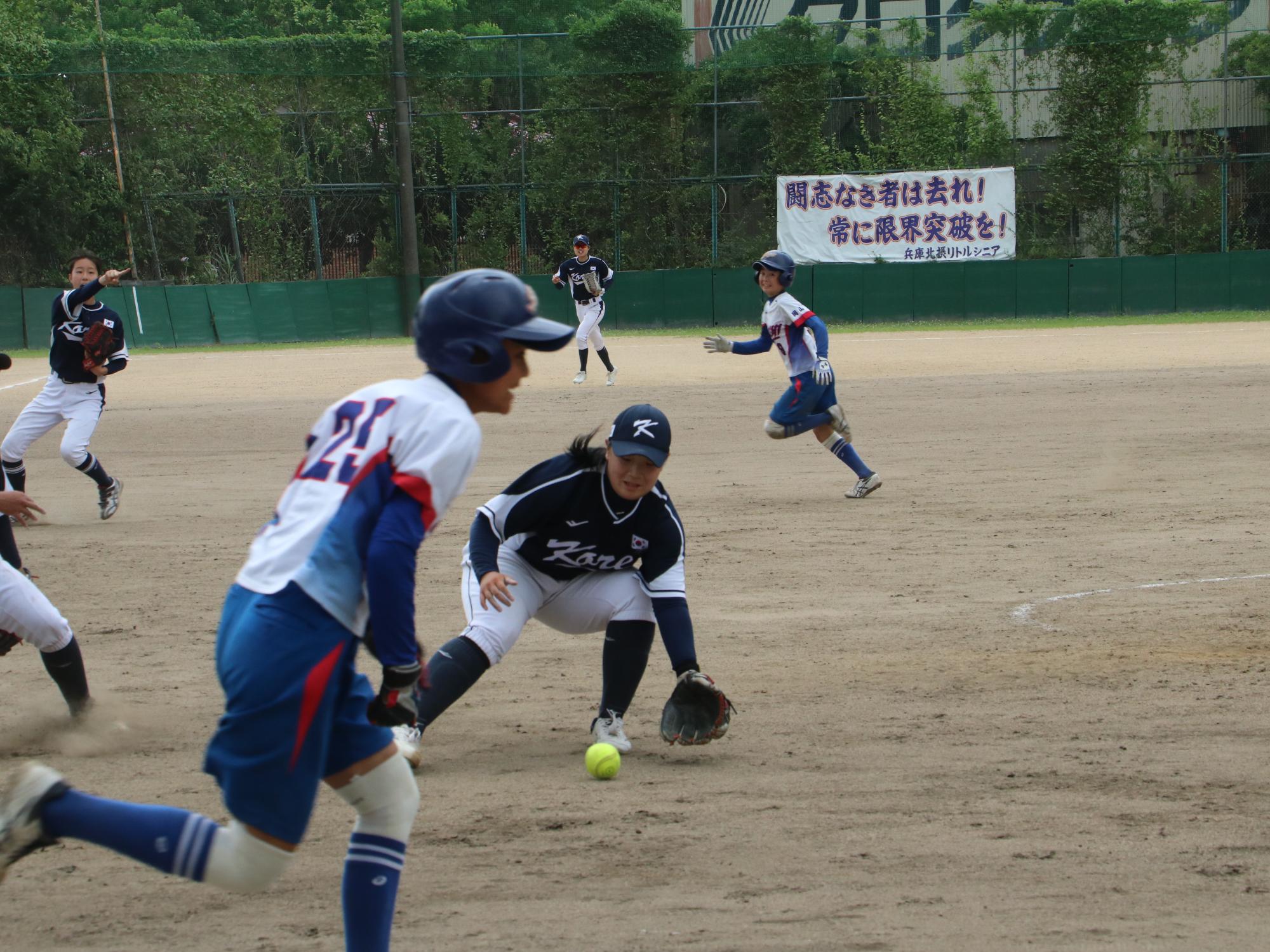 韓国ソフトボールナショナルチームとの対抗戦の様子