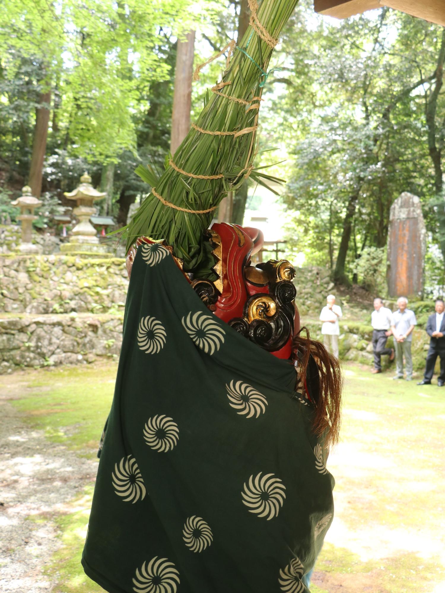 ちまきをかぶる獅子舞