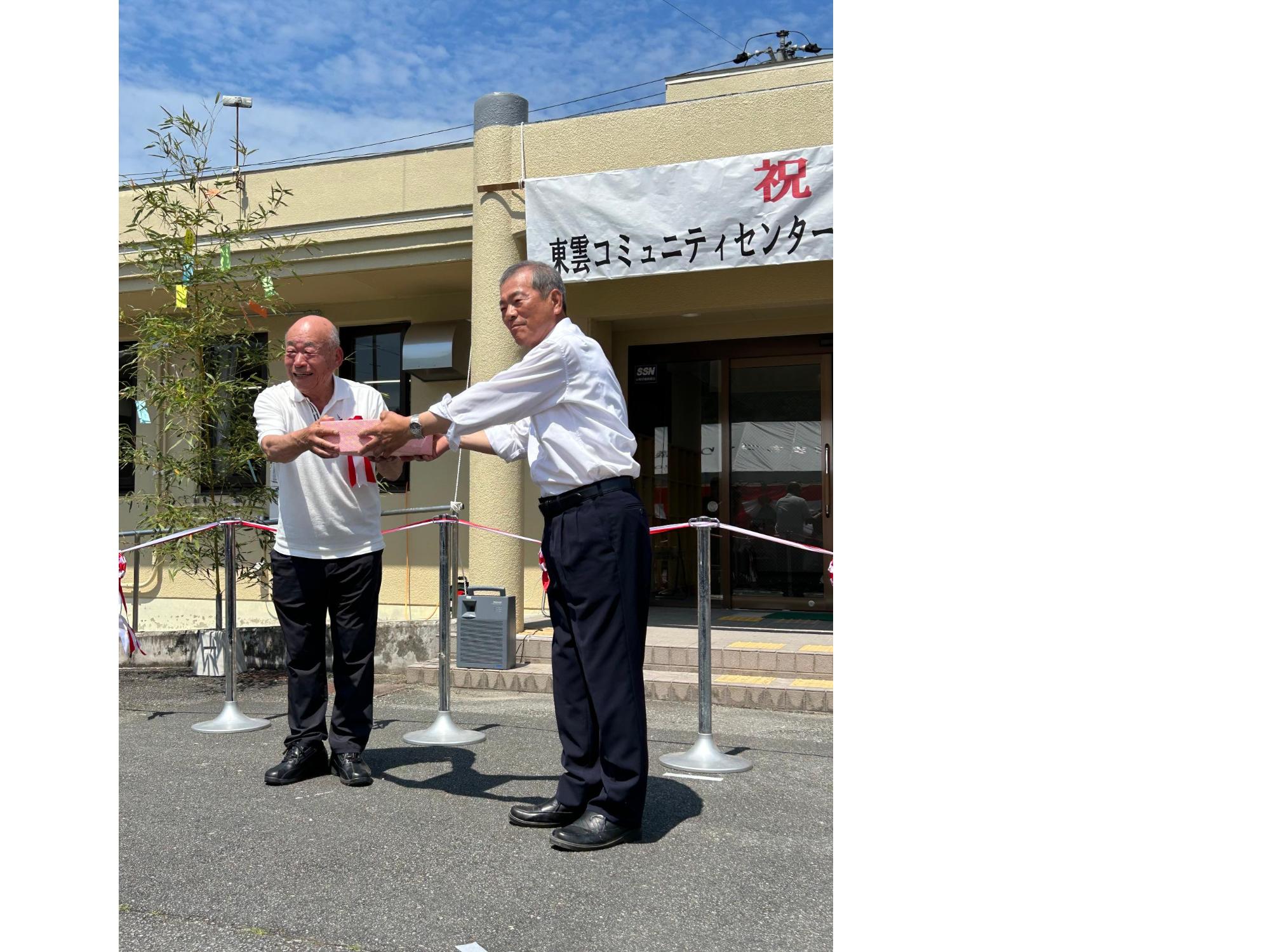 東雲コミュニティーセンターお披露目式の様子 左：新才さん 右：澤さん