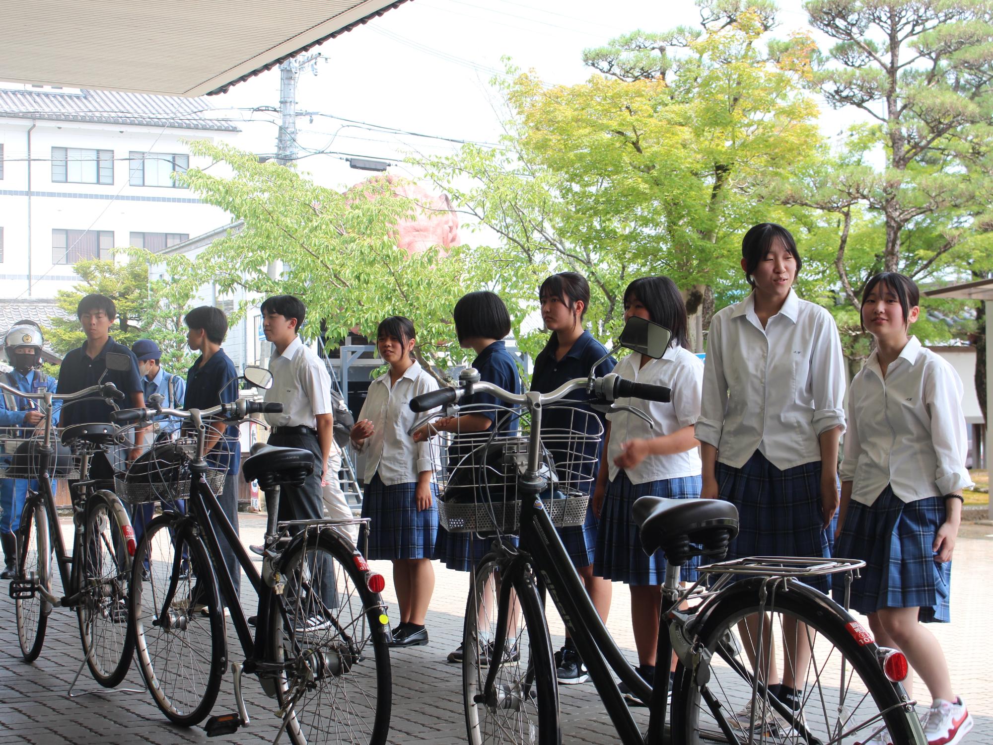 自転車ヘルメット着用啓発ライドin丹波篠山 の様子 鳳鳴高校生