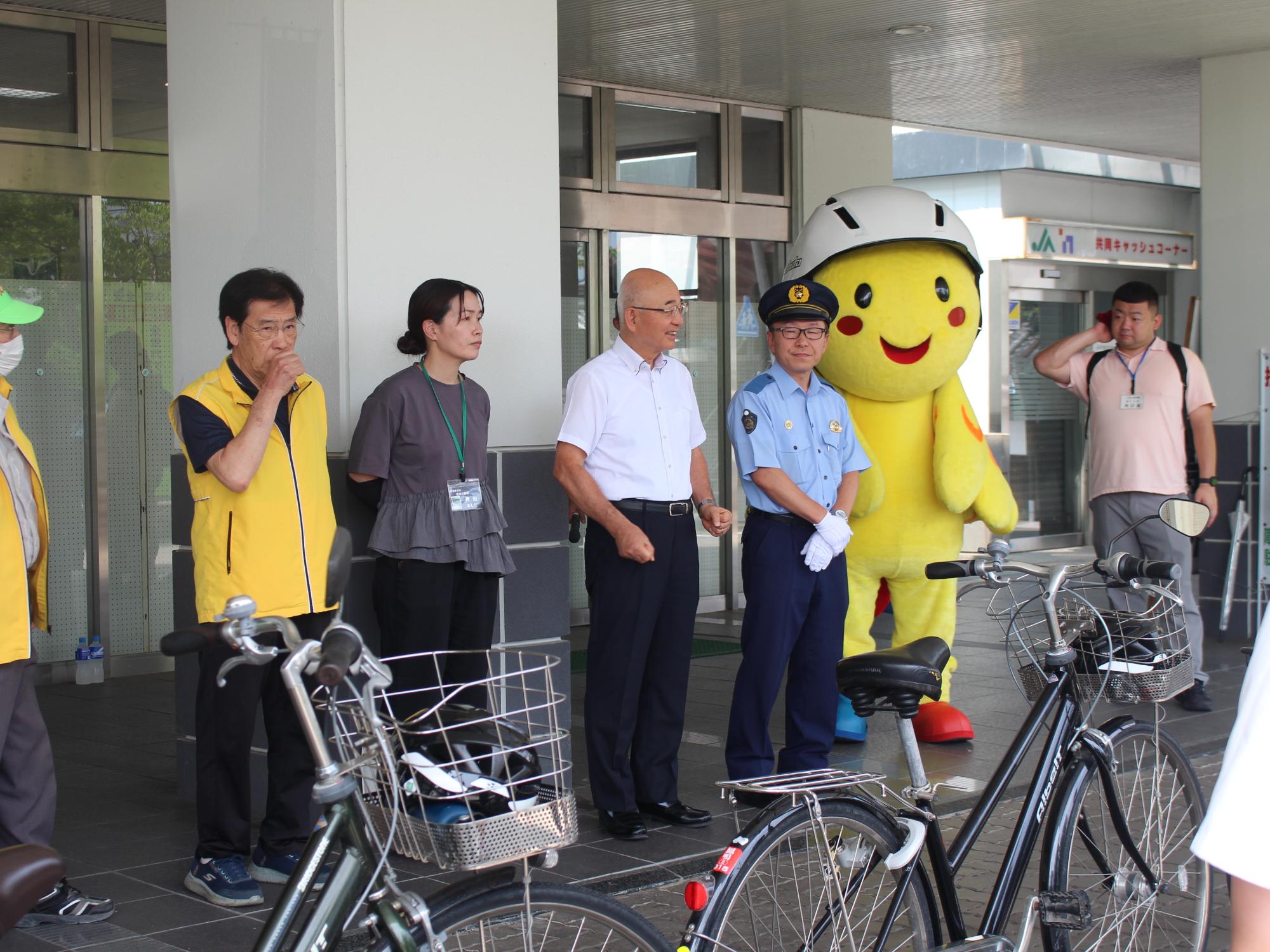 自転車ヘルメット着用啓発ライドin丹波篠山 の様子 市長とはばたん