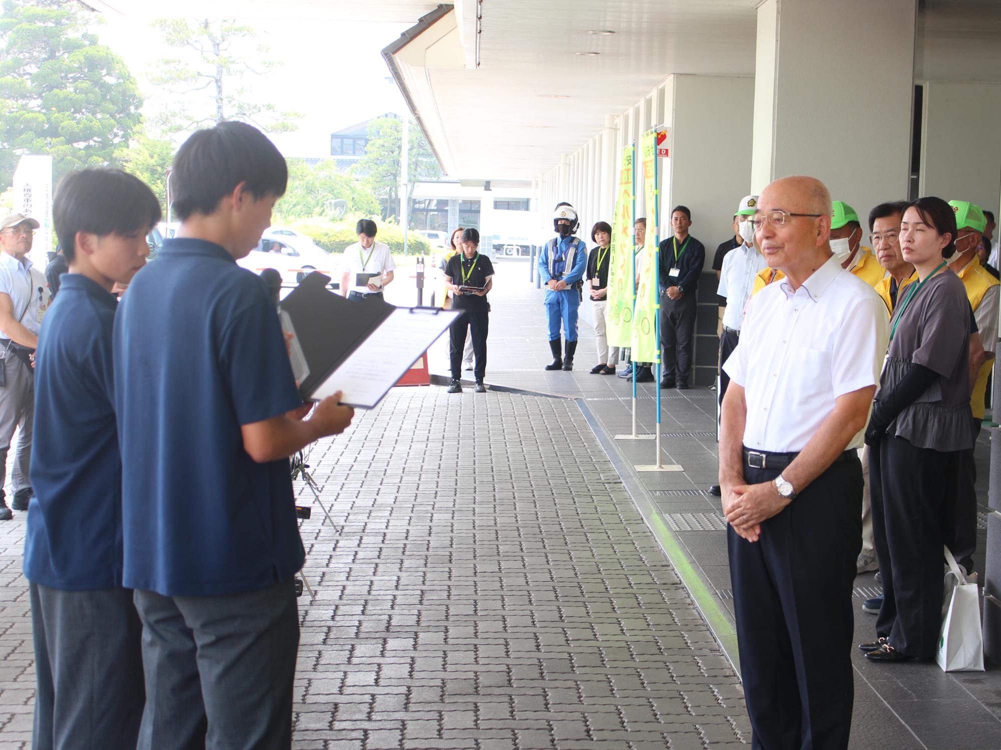 鳳鳴高校生徒会長と市長 宣誓の様子