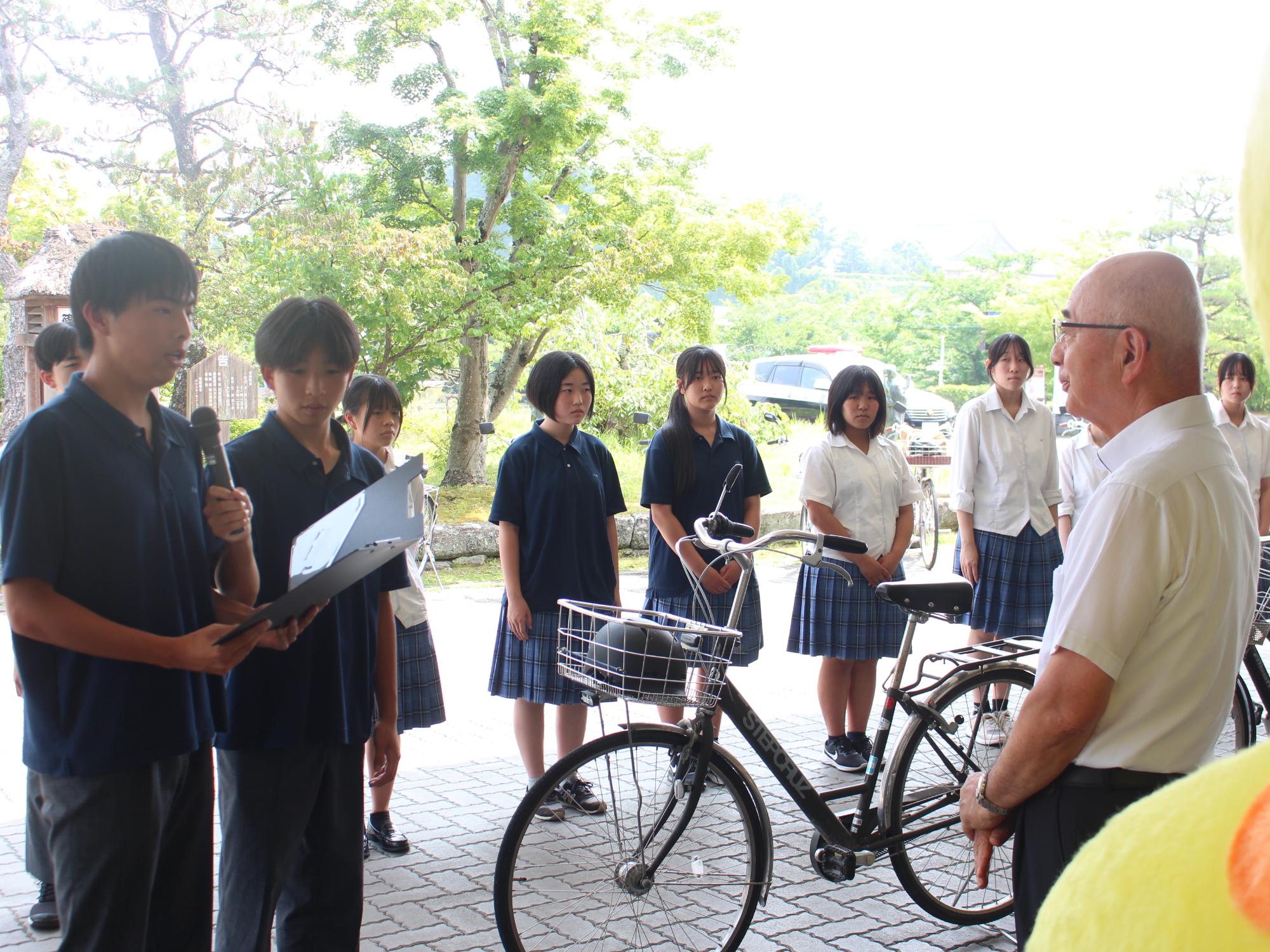 鳳鳴高校生徒会長と市長 宣誓の様子