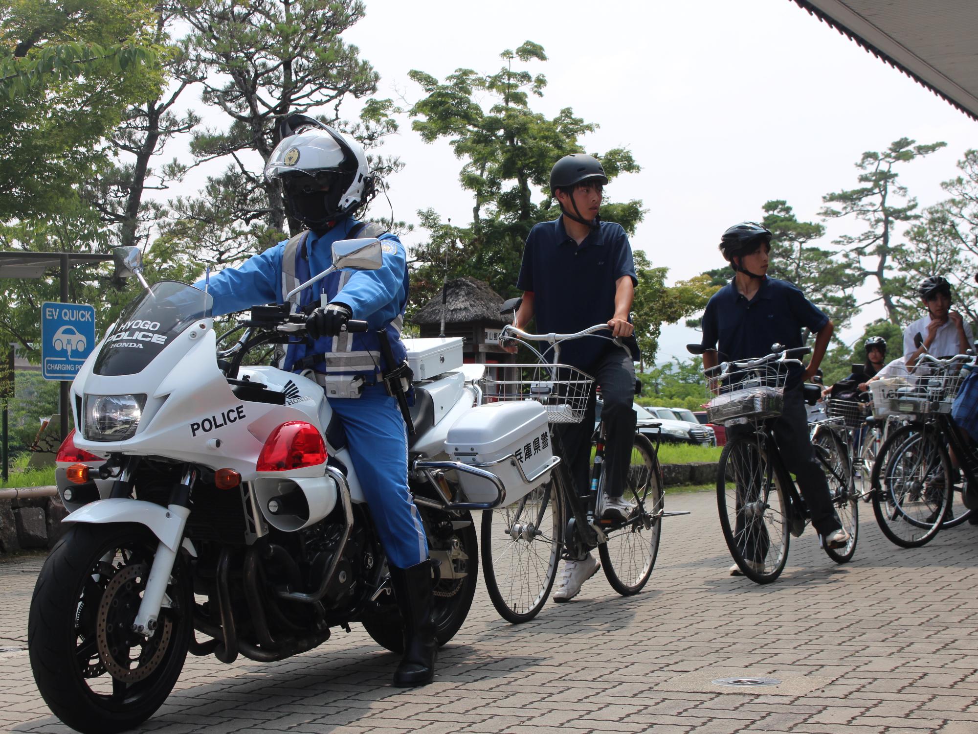 自転車ヘルメット着用啓発ライドin丹波篠山 の様子 白バイと鳳鳴高校生